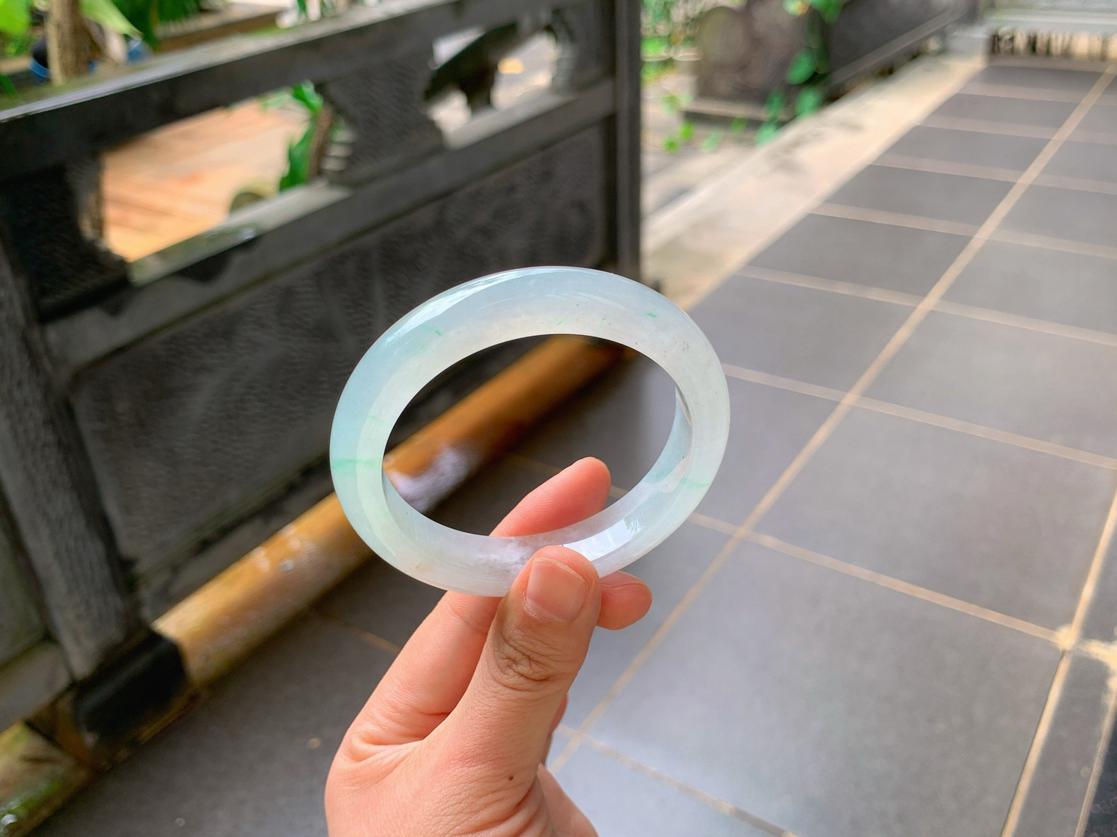 🪻｜56圈口
冰底飘绿丝翡翠手镯
种水通透起胶，底子干净清爽
丝丝绿韵灵动点缀，清雅耐看不挑肤色