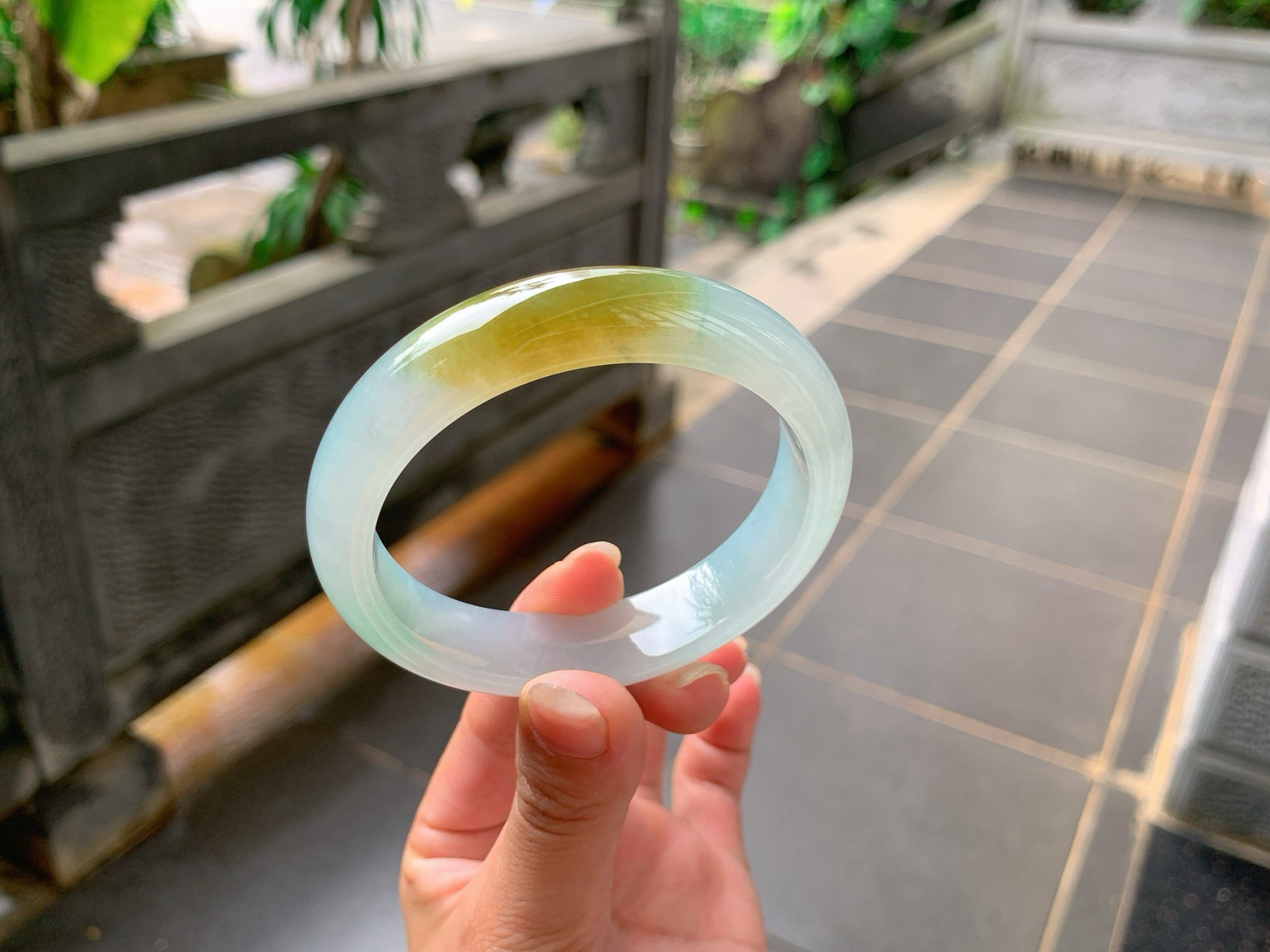 ｜57圈口
冰黄翡，柠檬黄的感觉，带晴绿底色，底妆冰冰润润的，特色招财