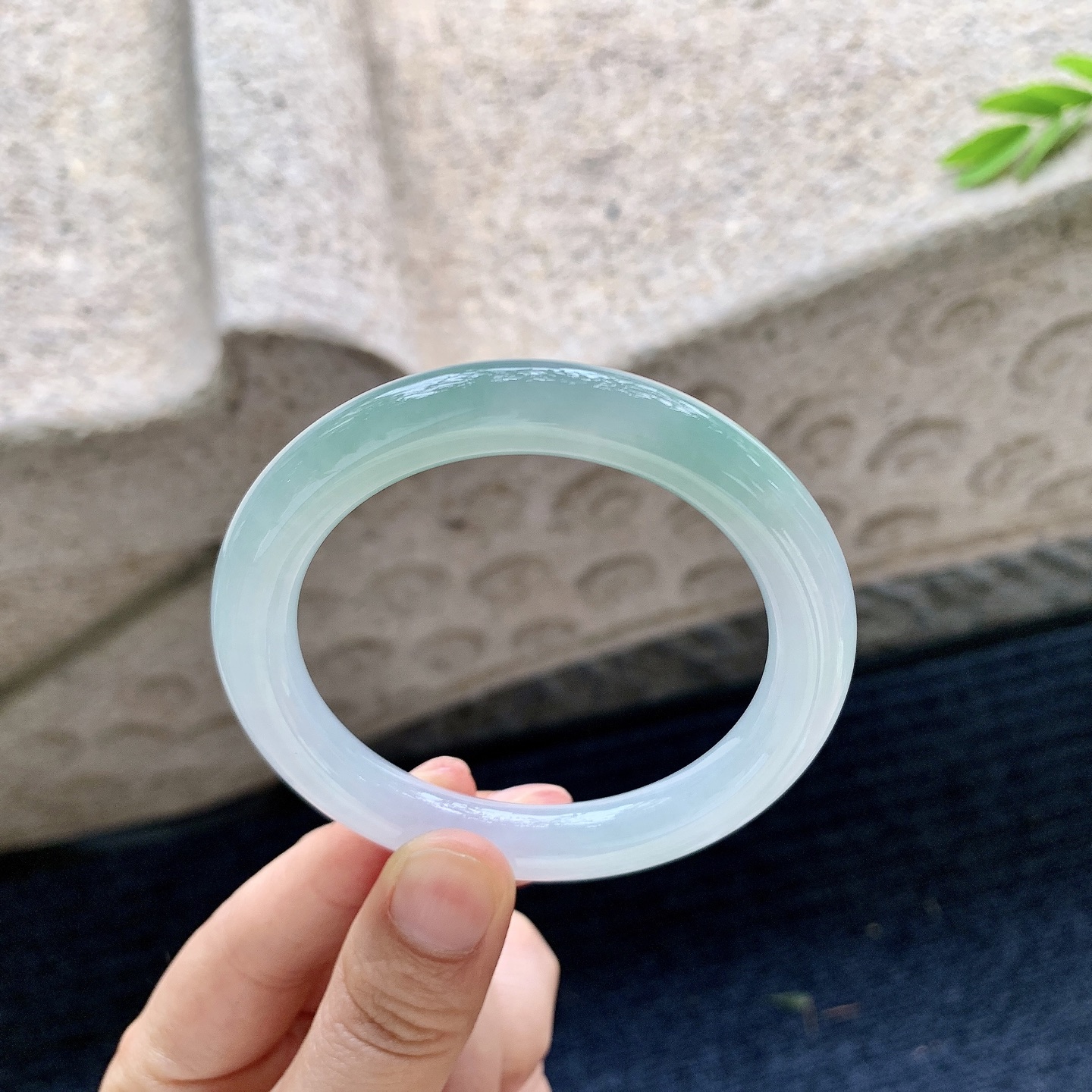 圆条52 53 【圈口】53.5/9.3/9 【编码】AD070501 【描述】细糯飘绿，水润，种老，细腻，无裂