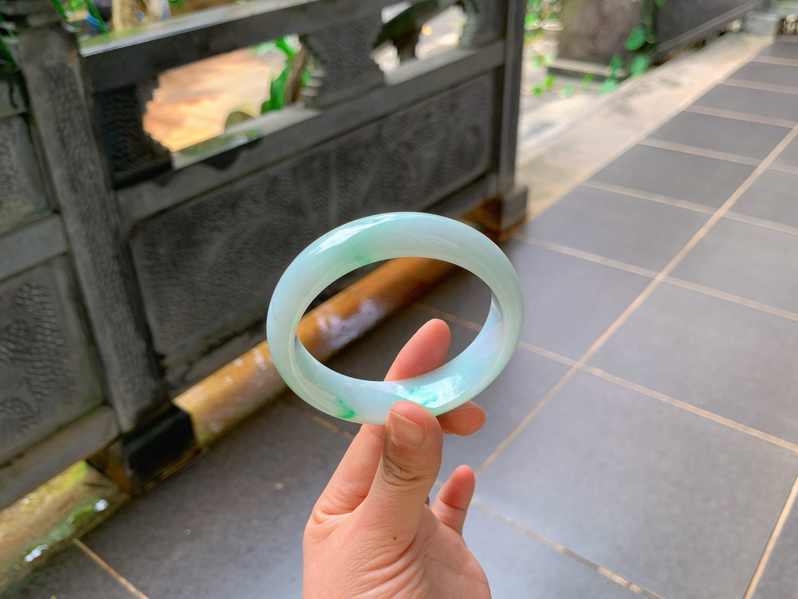 ｜59圈口
糯种飘正阳绿翡翠正装镯
底子温润细腻，几抹翠色灵动点缀其上，鲜活清爽不张扬