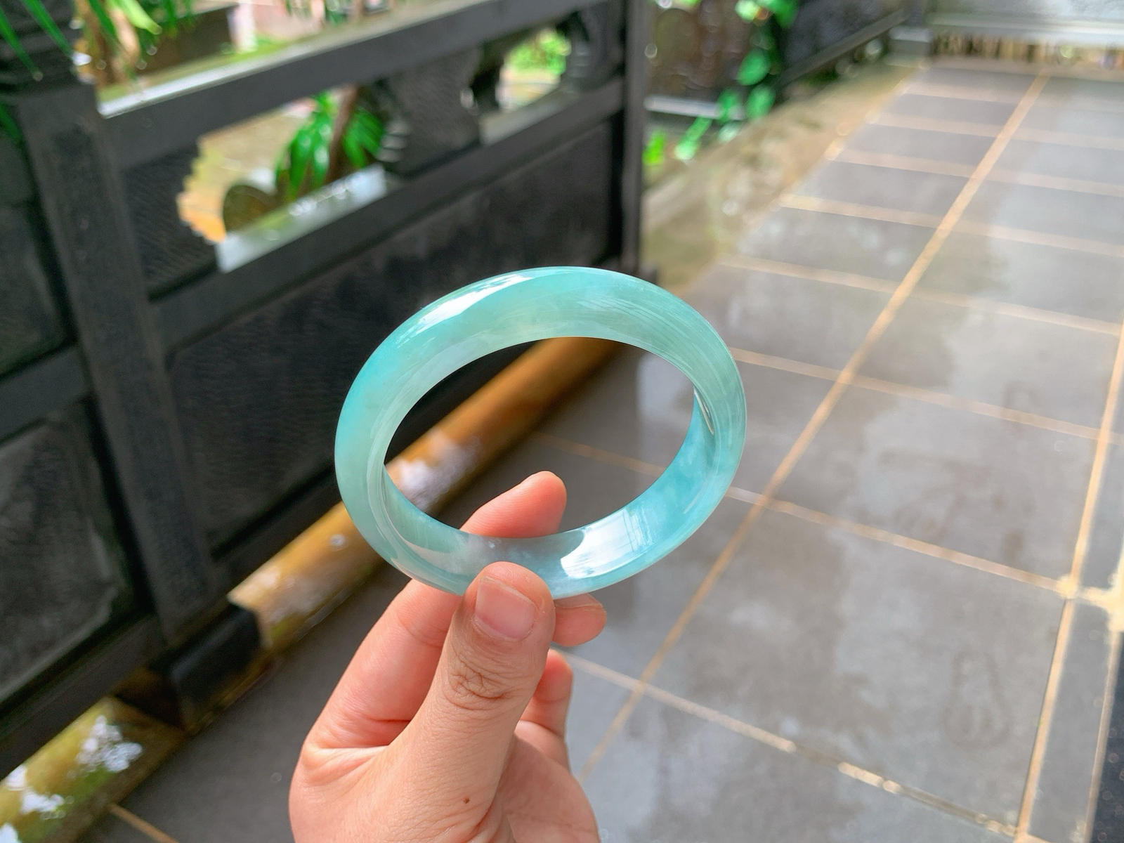 🪻｜57圈口
冰蓝水翡翠镯
满圈均匀柔润的湖水蓝胶感十足，自然光下清冽透亮