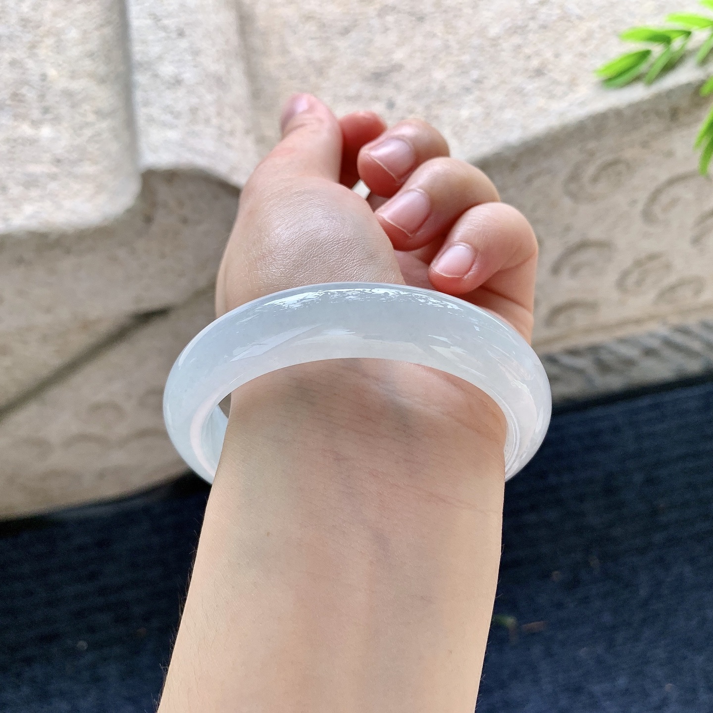 正圈55 56【圈口】56.2/13/8.5【编码】AD070503【描述】糯冰底色，水润，种老，细腻，打灯有絮线