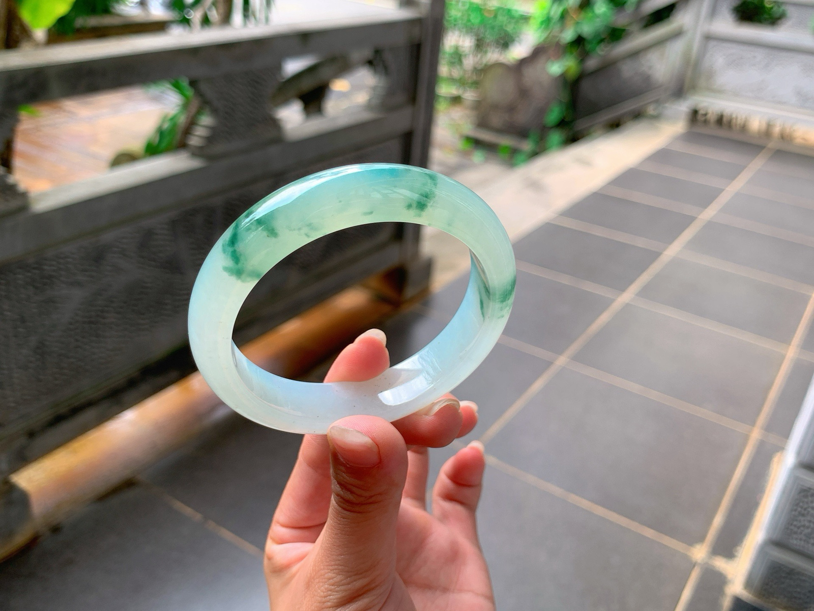 ｜57圈口
冰飘花翡翠手镯，飘绿花，花色清新明亮，种老冰润，灵动可爱，小清新风格简约时尚