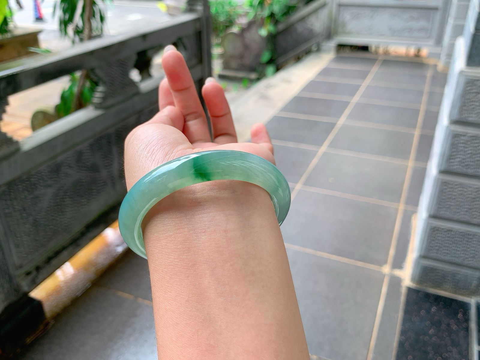 ｜56圈口
冰绿晴底飘花，底妆胶润饱满，一抹绿花增添了一份活力，优雅端庄，