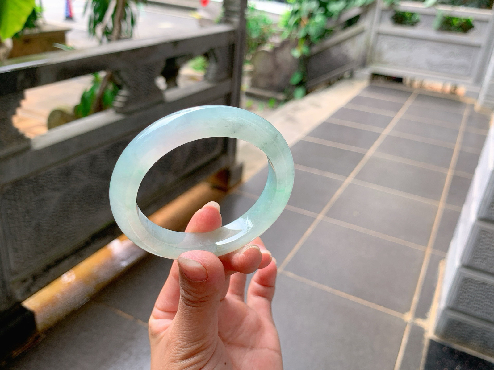 ｜54圈口
冰晴底，飘金丝绿，种老胶透，附带着乌鸡花