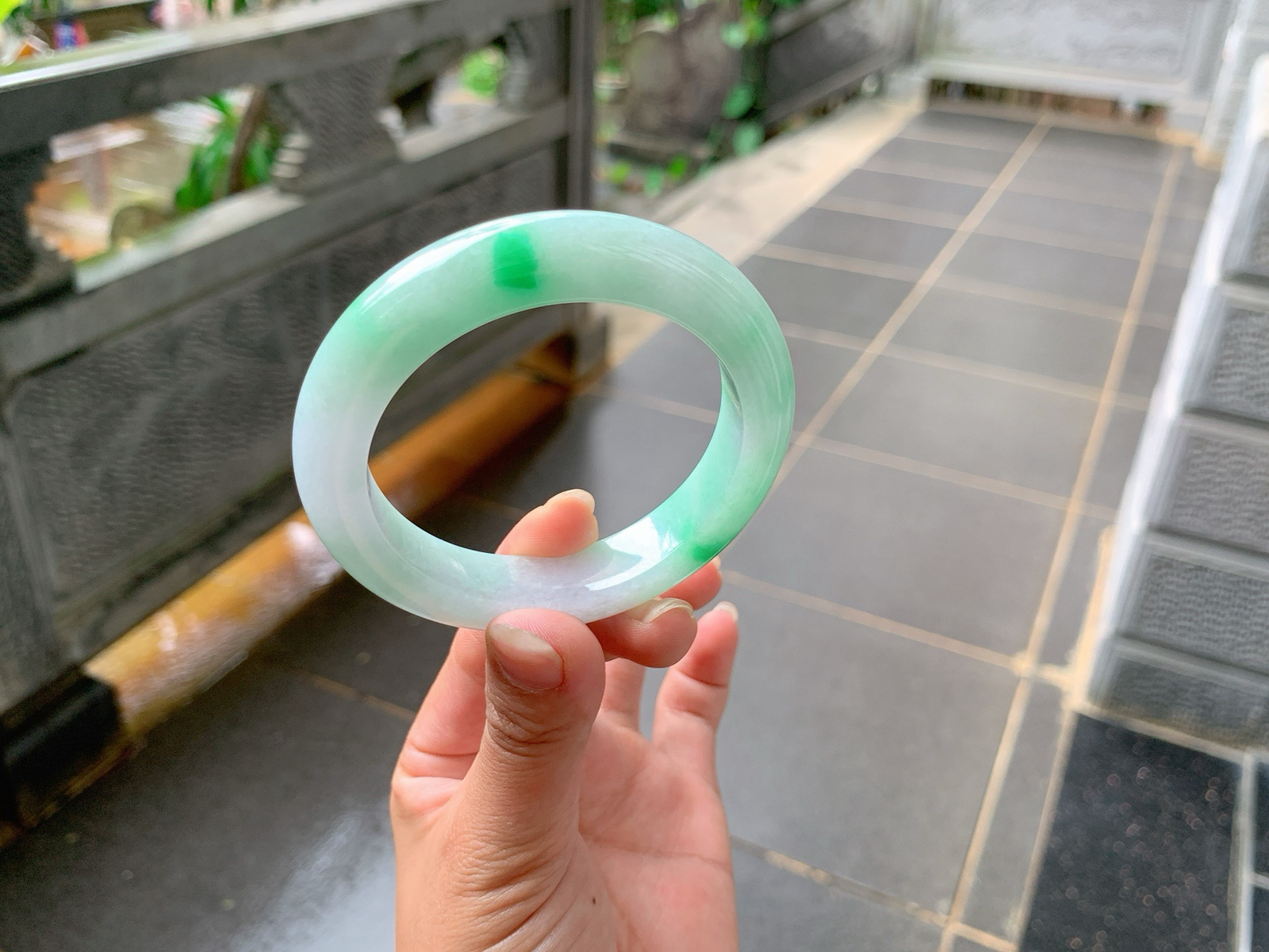 ｜54圈口
白底青，飘阳绿花，底子冰润细腻，一抹绿贵气抢眼