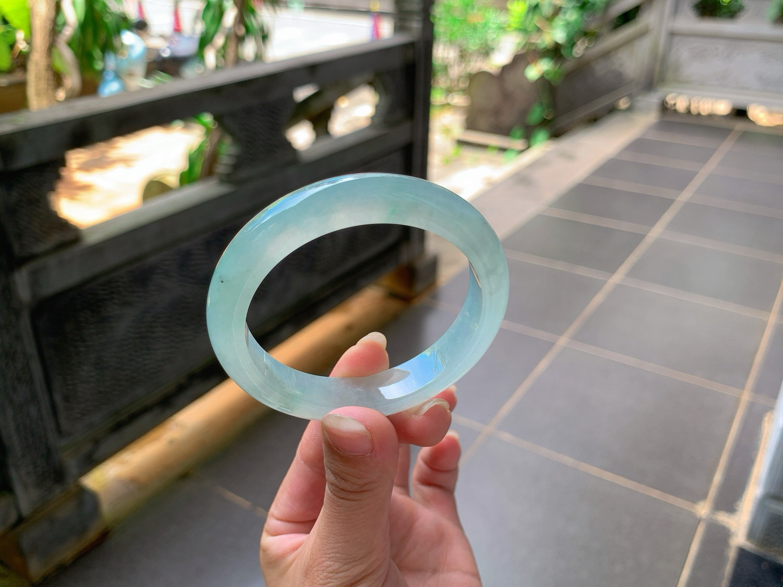 ｜55圈口
冰晴底，飘丝丝绿花，有小美人痣，胶透性，素雅清新