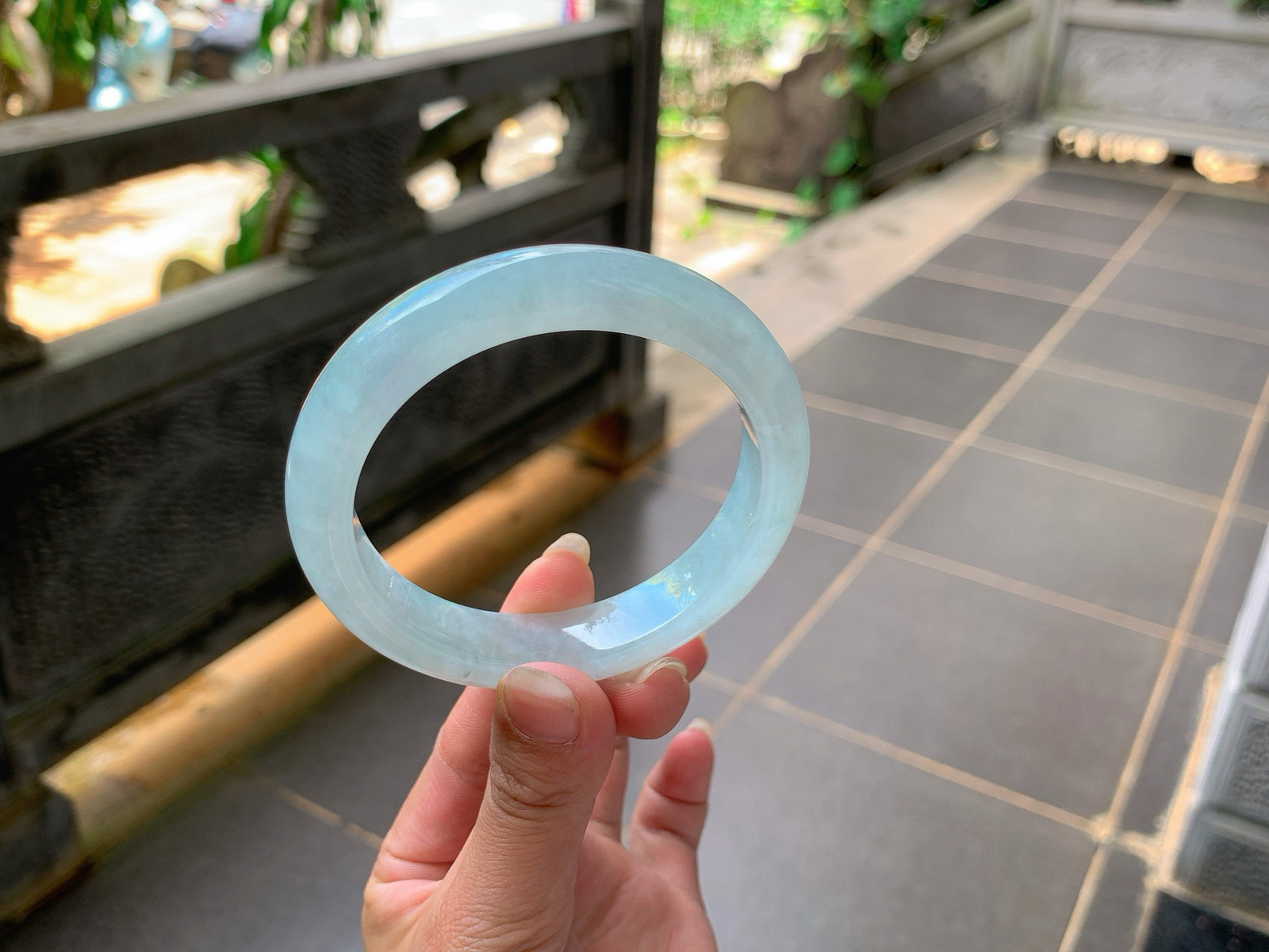 ｜58圈口
晴底偏甜色系翡翠手镯，底色素雅，虽然有点棉感，但是种水真的没得说，很有调性