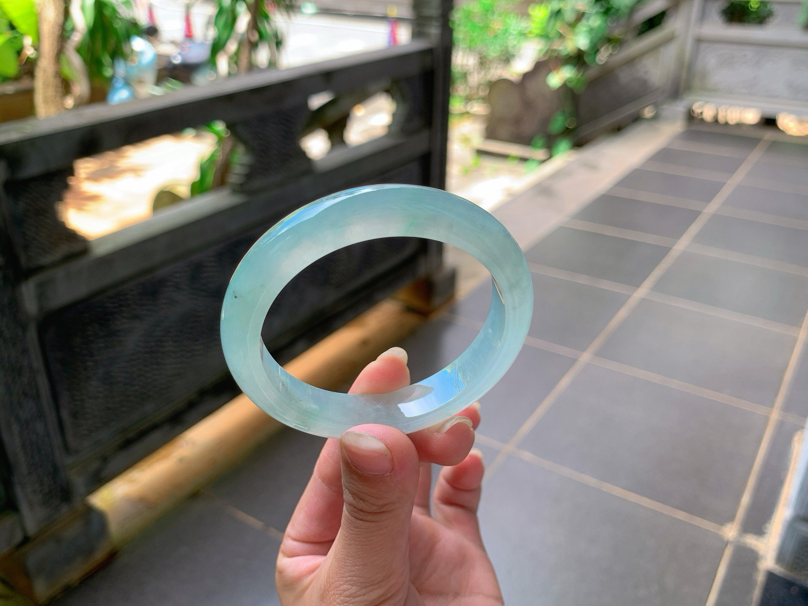｜55圈口
冰晴底，飘丝丝绿花，有小美人痣，胶透性，素雅清新