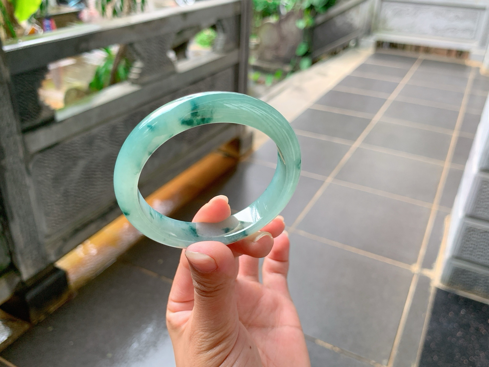 ｜55圈口
冰飘花翡翠手镯，水墨画花色灵动，底妆胶润清透，优雅端庄，