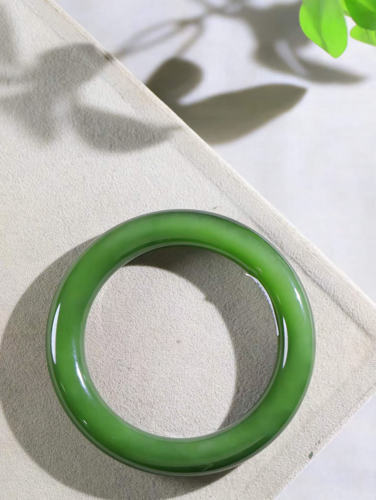 【碧波流转·手镯】

收藏级臻品️和田玉碧玉猫眼圆条手镯，玉质细腻温润，手感舒适，️线条流畅，简约大气，美自天成，佩戴于腕间，婉约之美，举手投足间透出那份低调奢华，醉人心扉。
重69.56克 内径圈口57.5mm尺寸11.4-11.5mm  FDA-13602008