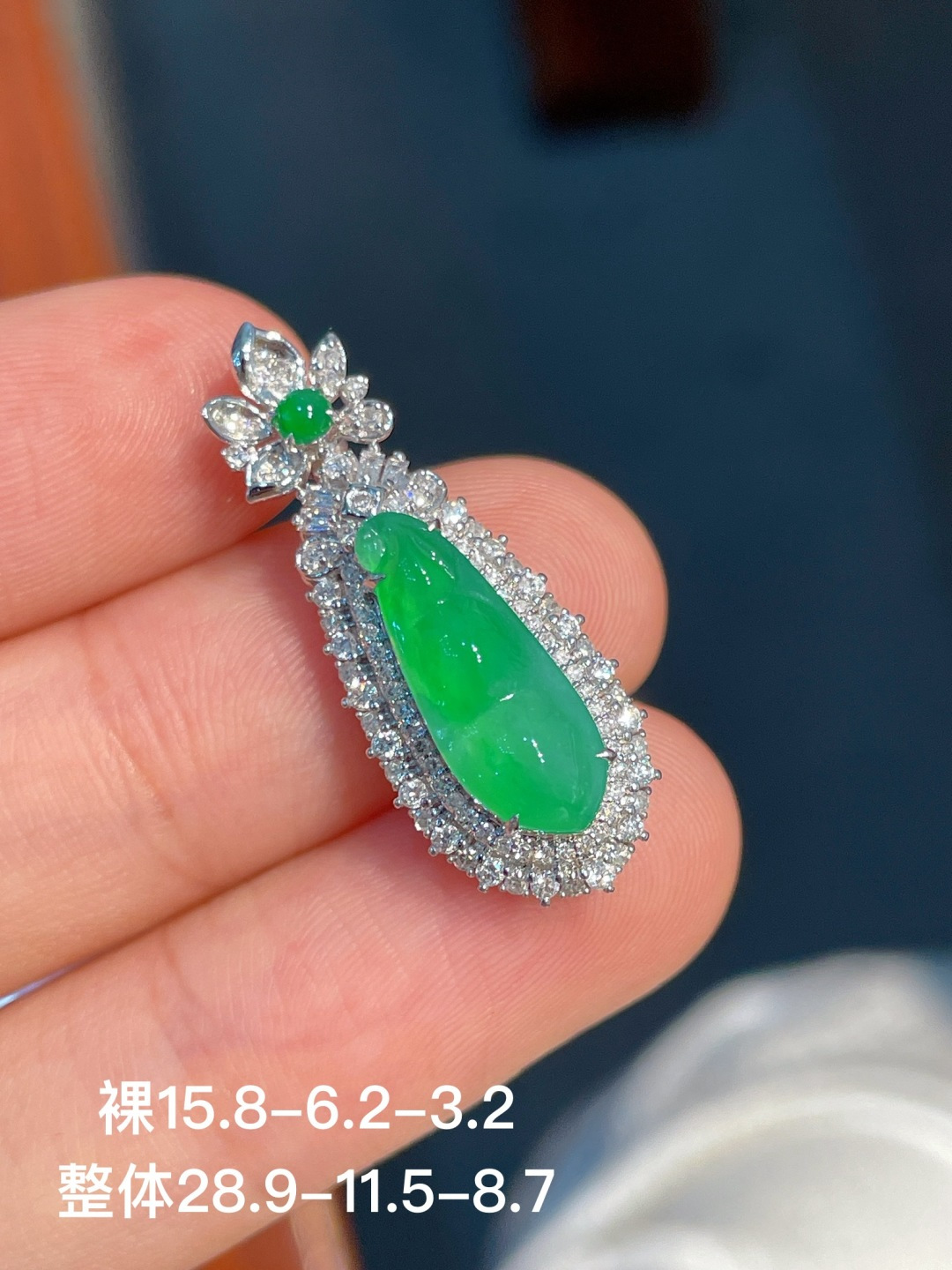 ️阳绿豆子吊坠 无裂，18k金镶嵌，28.9-11.5-8.7