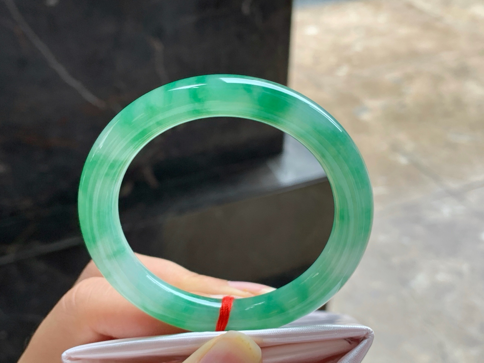 50.5-8.9
绿花圆条手镯^_^颜色好看 细腻