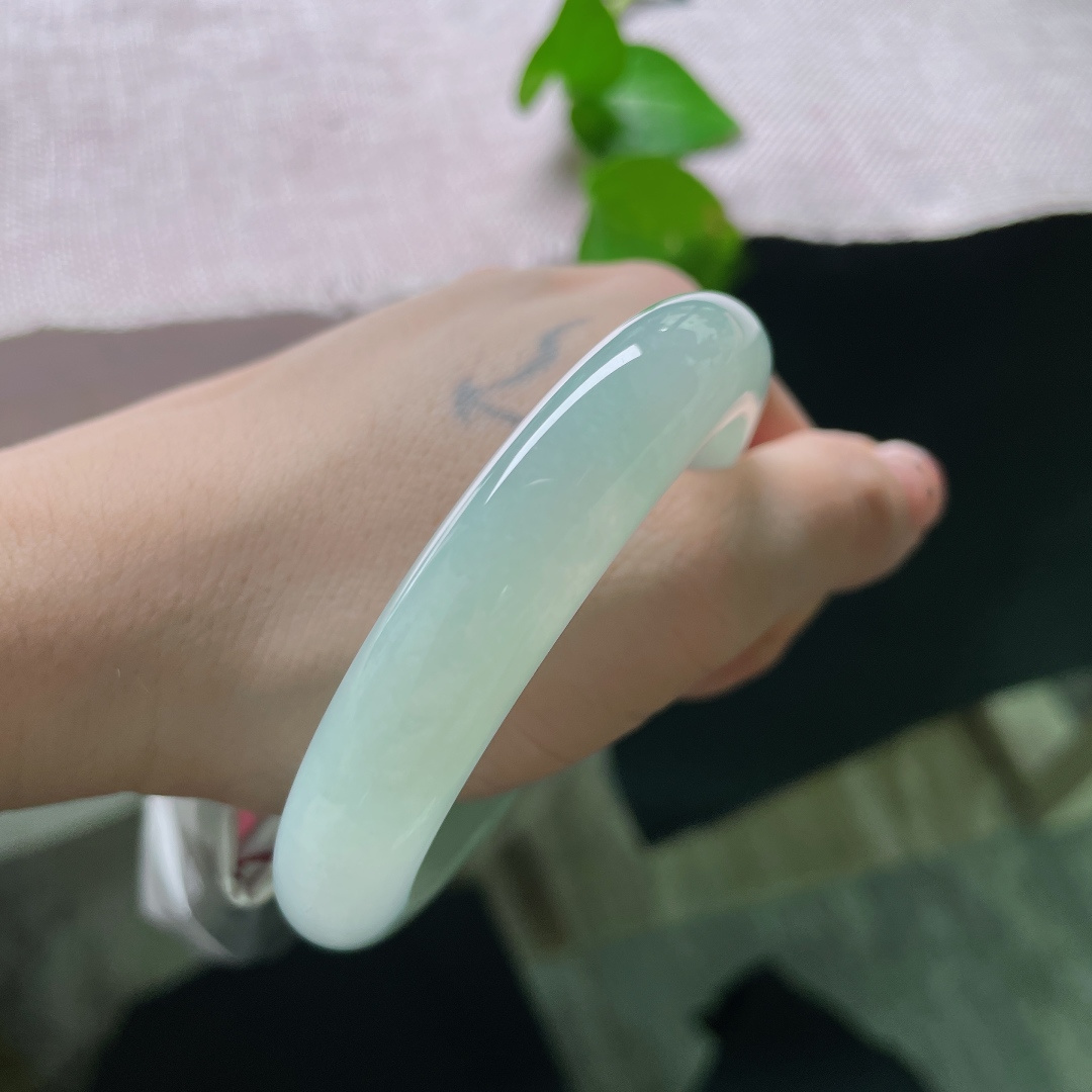 56.4/11.9/8.6晴绿底正圈，冰润细腻，一镯晴水绿，满目清温柔，贵气，无裂，ss55604