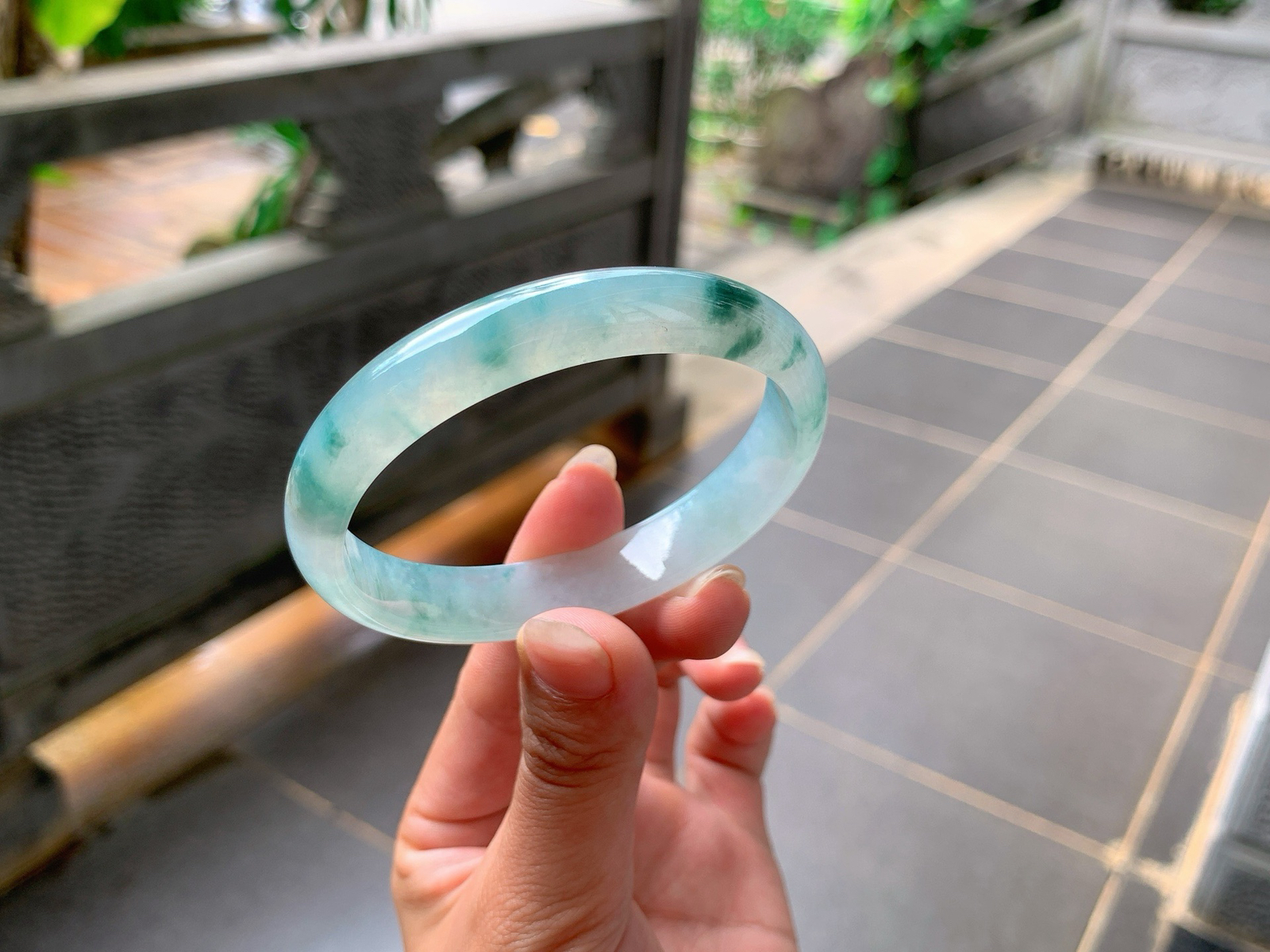 ｜56圈口
冰飘花贵妃手镯，花色灵动大方，飘逸轻盈，整体水汪汪的，冰润透亮，