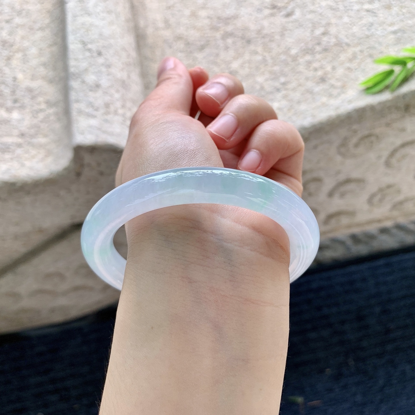 圆条57 58【圈口】58.3/10/10【编码】AD070547【描述】糯冰春彩，水润，种老，细腻，无裂