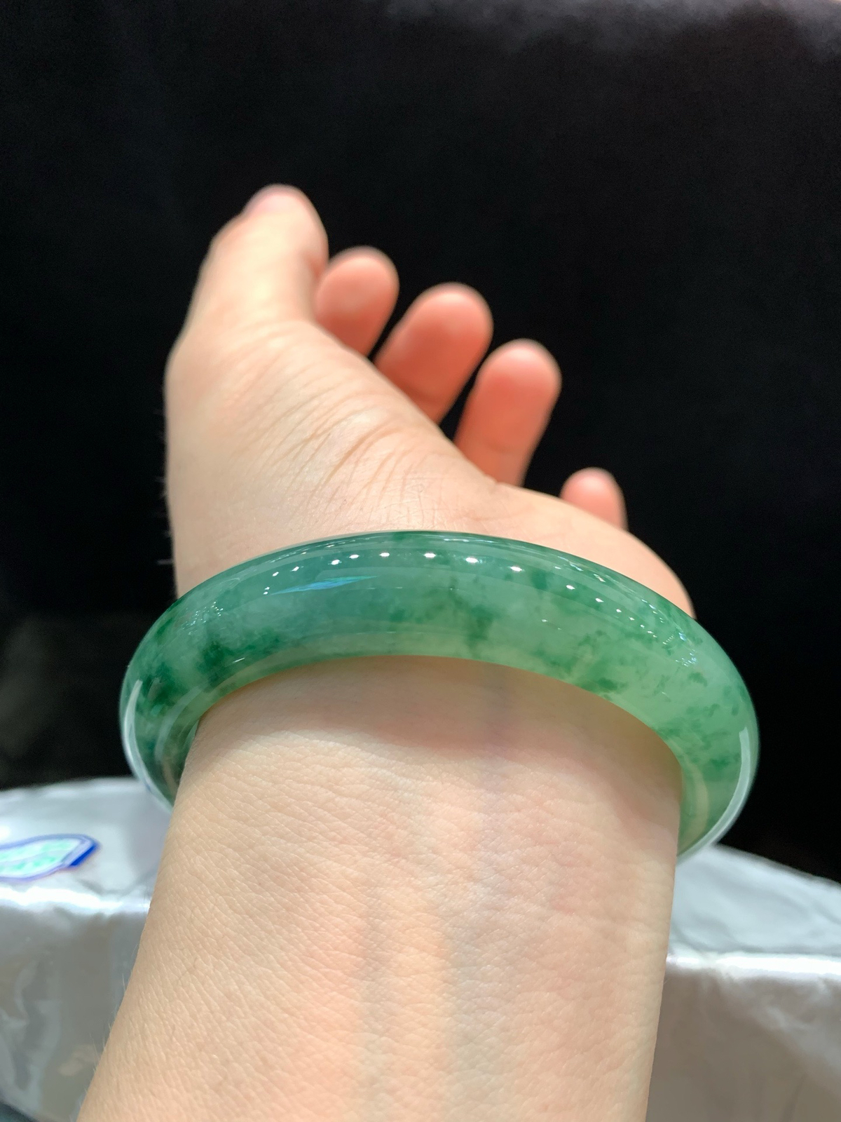 尺寸56.4/12.2/8.7，冰种飘花手镯，冰透水润细腻，种水好，古色古香