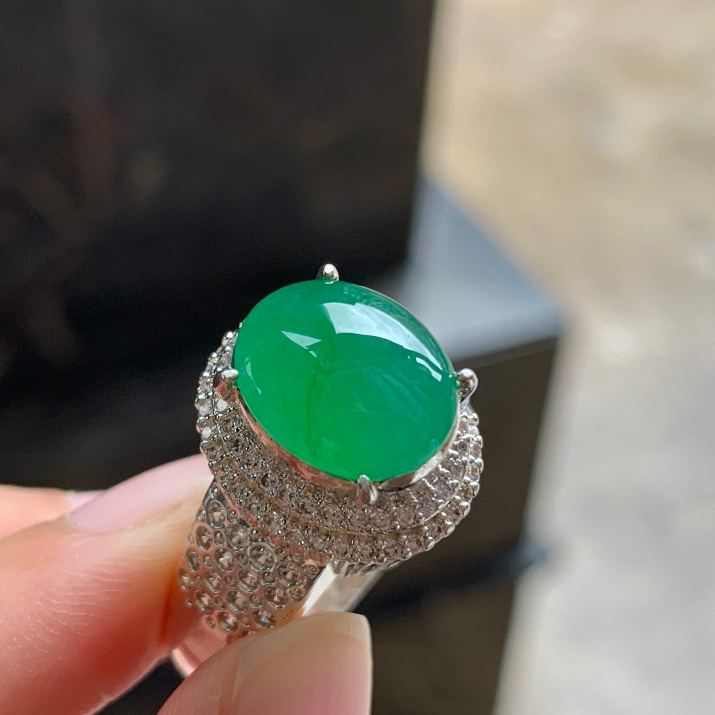 辣绿色戒面^_^鲜艳 起光 铜托 尺寸13