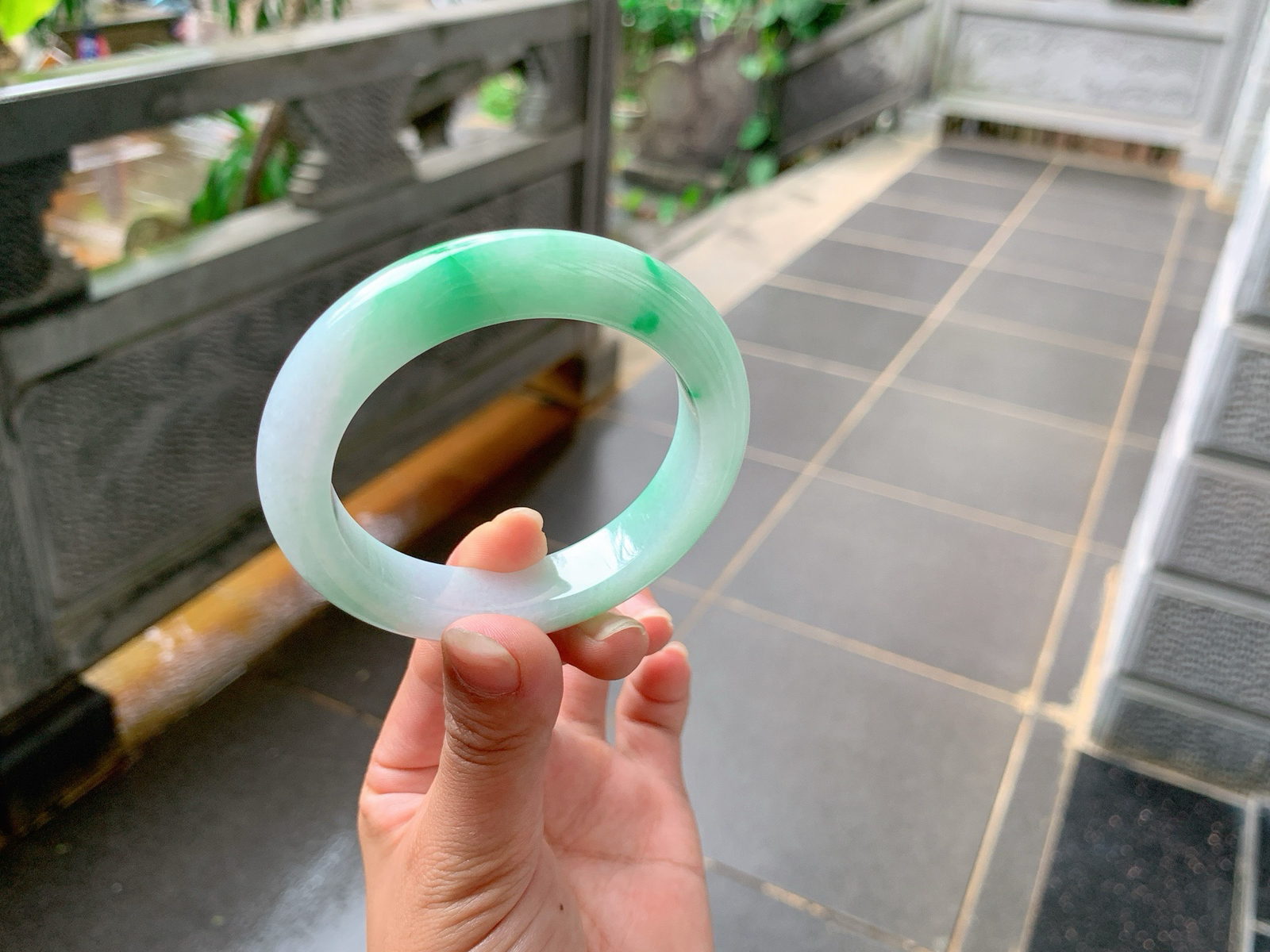 ｜54圈口
白底青，飘阳绿花，底子冰润细腻，一抹绿贵气抢眼