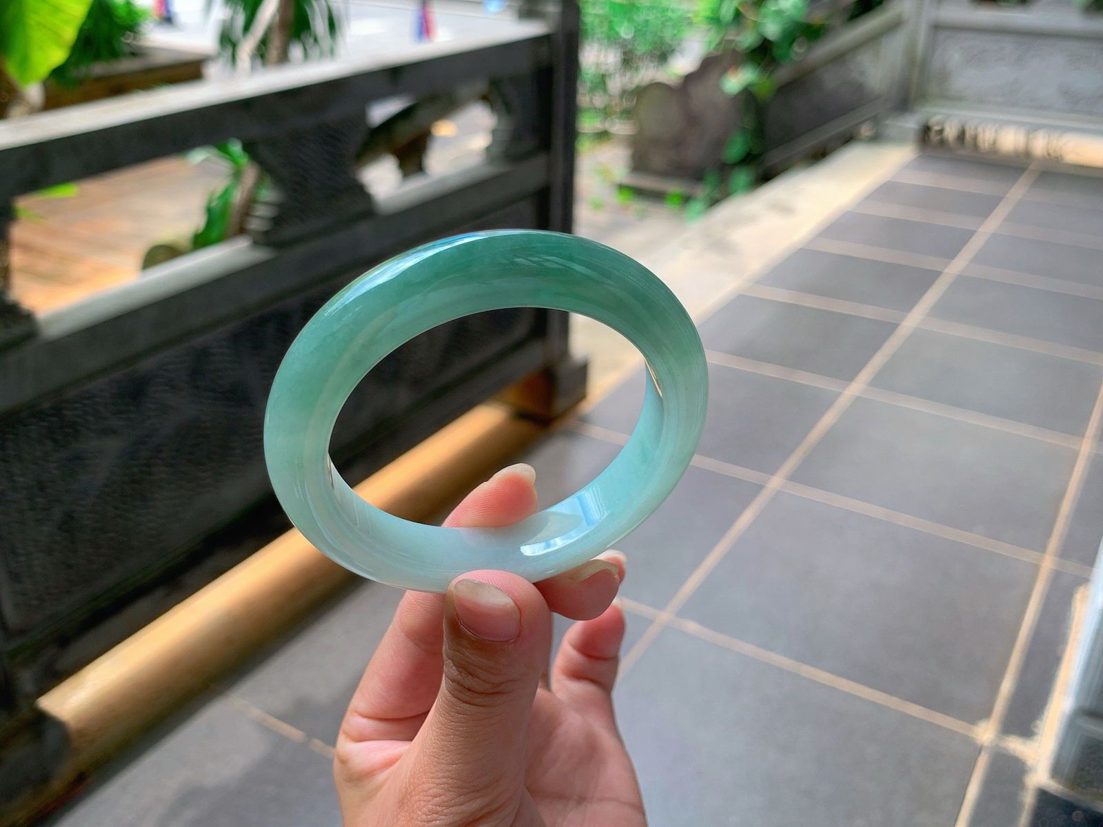｜54圈口
油青底，半山水手镯，种老胶润，底妆特别的细腻，山水相间明显，