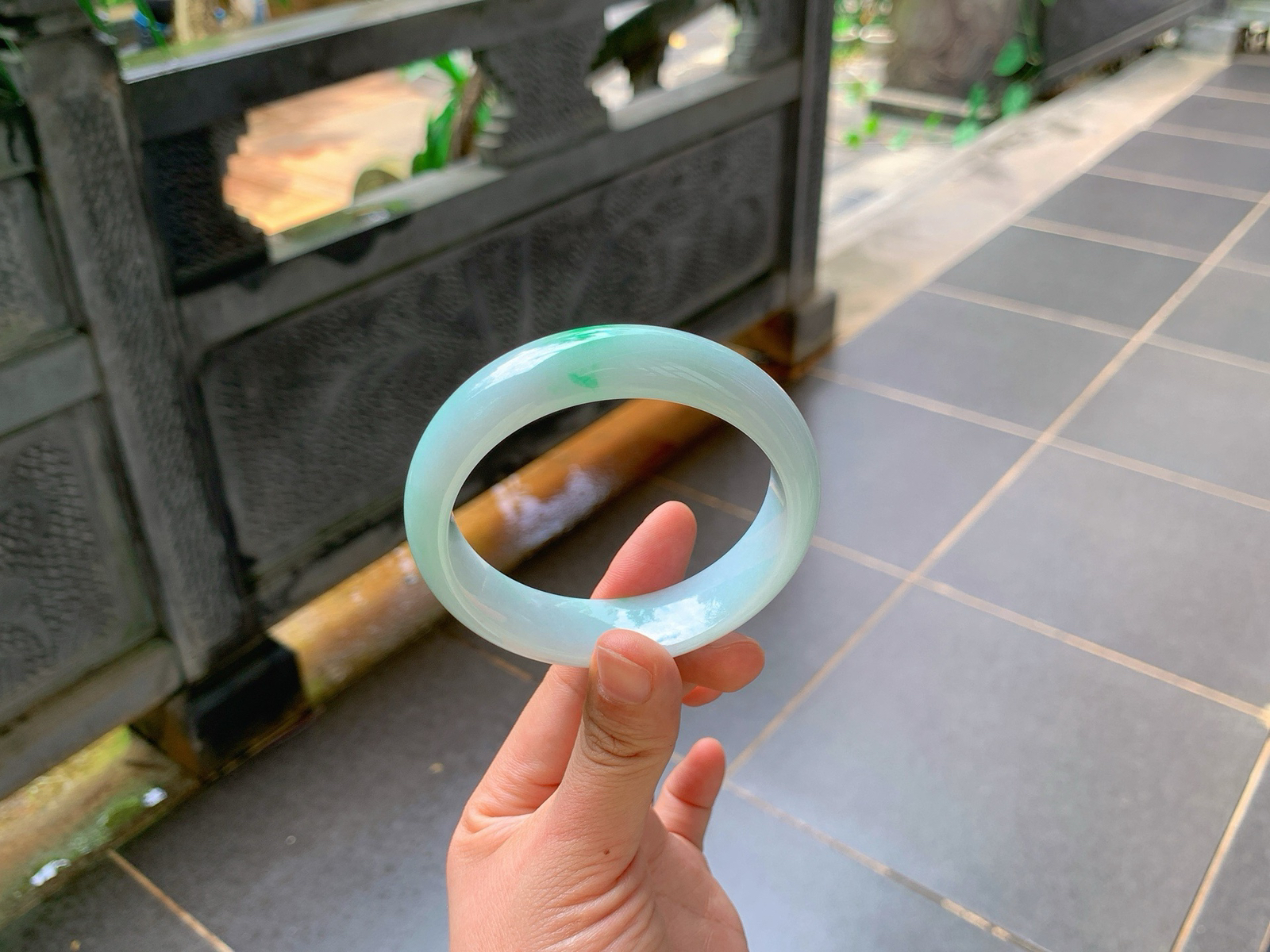 ｜59圈口
糯种飘正阳绿翡翠正装镯
底子温润细腻，几抹翠色灵动点缀其上，鲜活清爽不张扬，