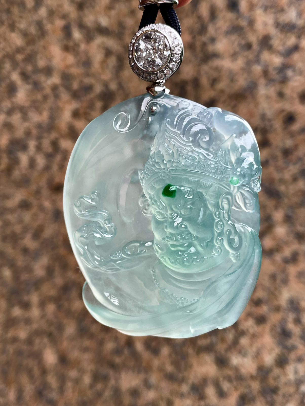 【冰种天空蓝黄财神】名师工艺，辣绿色锦上添花，名师工艺，珍藏品质。很厚装很大件，颜色浓郁纯正。18k金钻镶嵌，裸石尺寸53.8*44.2*13.8毫米