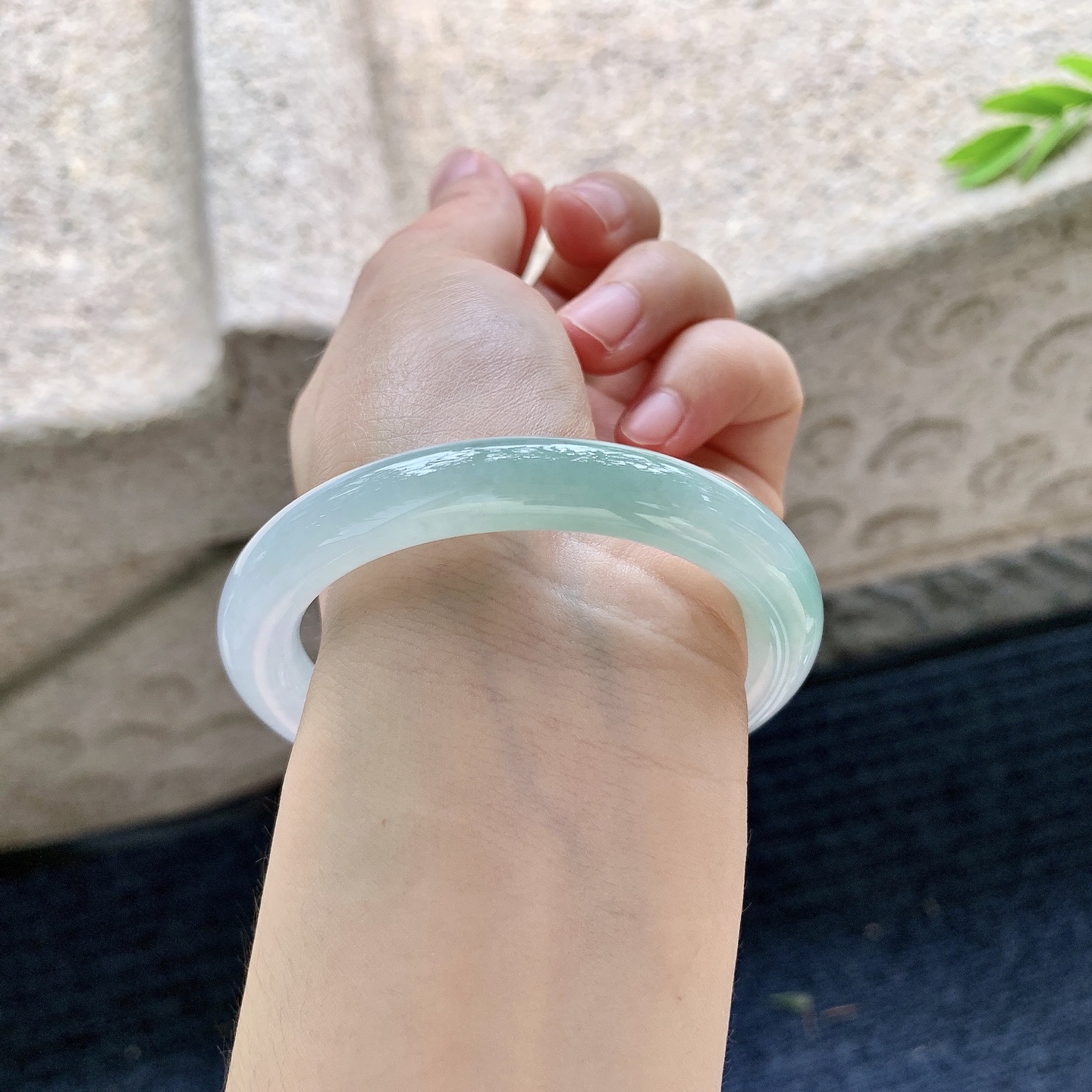 圆条52 53 【圈口】53.5/9.3/9 【编码】AD070501 【描述】细糯飘绿，水润，种老，细腻，无裂