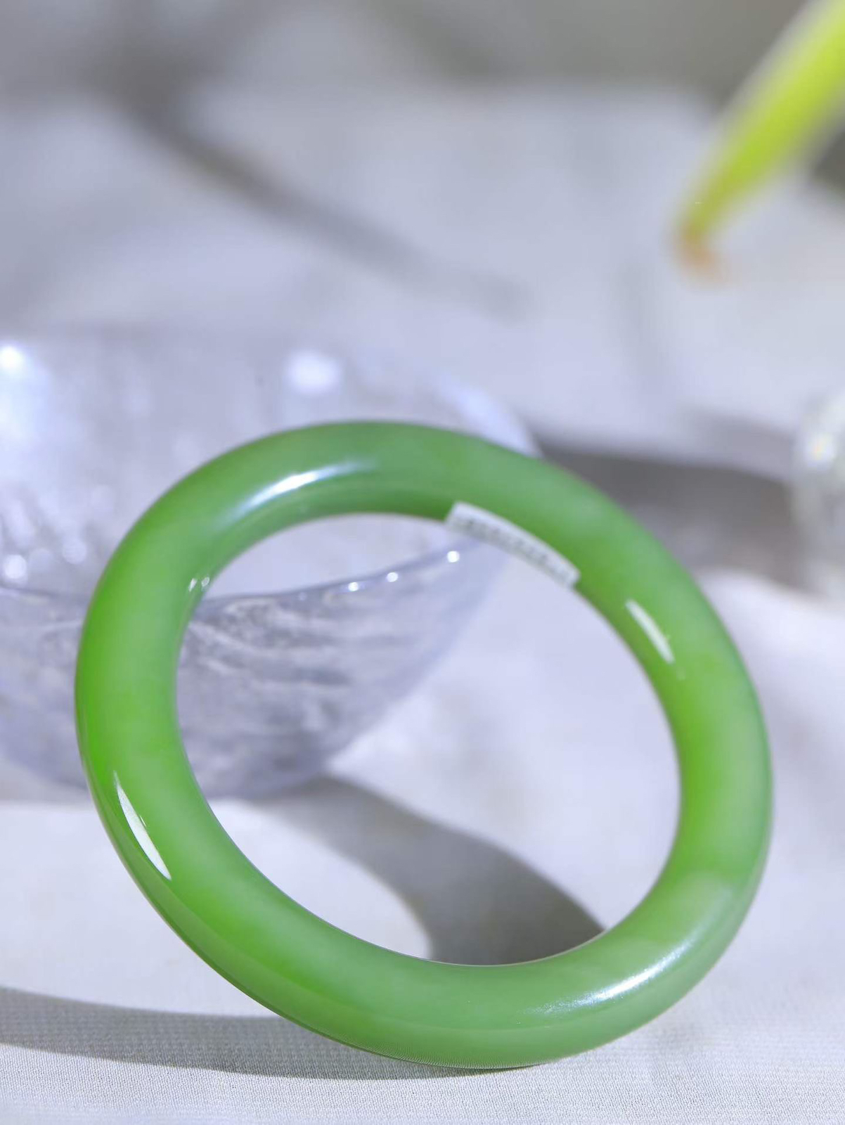 【玉佳人·手镯】

收藏级臻品️和田玉碧玉圆条手镯 ，玉质细腻油润，做工细致精美，端庄素雅，亭亭玉立，芊芊素手。芊芊素手，怎能忘镯？秀美圆条，更显婀娜。内径57mm 尺寸10.6-10.8mm重58.74克66602060A