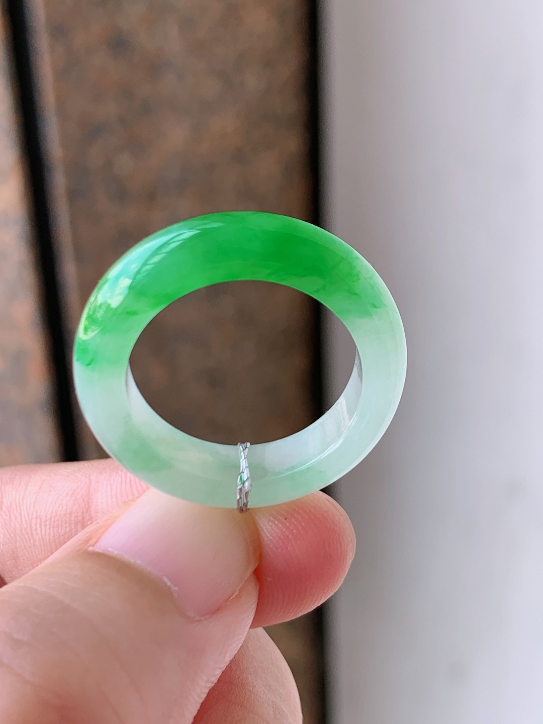 ️ 正阳绿指环，浓艳凝色，水头清亮，艳而不俗。裸石25.9-5.8-4圈口17.5 01