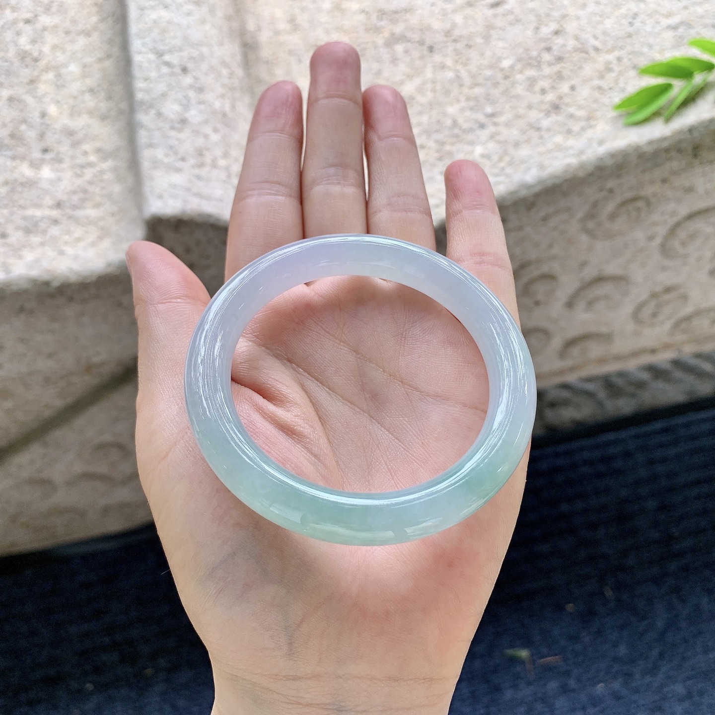 圆条52 53 【圈口】53.5/9.3/9 【编码】AD070501 【描述】细糯飘绿，水润，种老，细腻，无裂