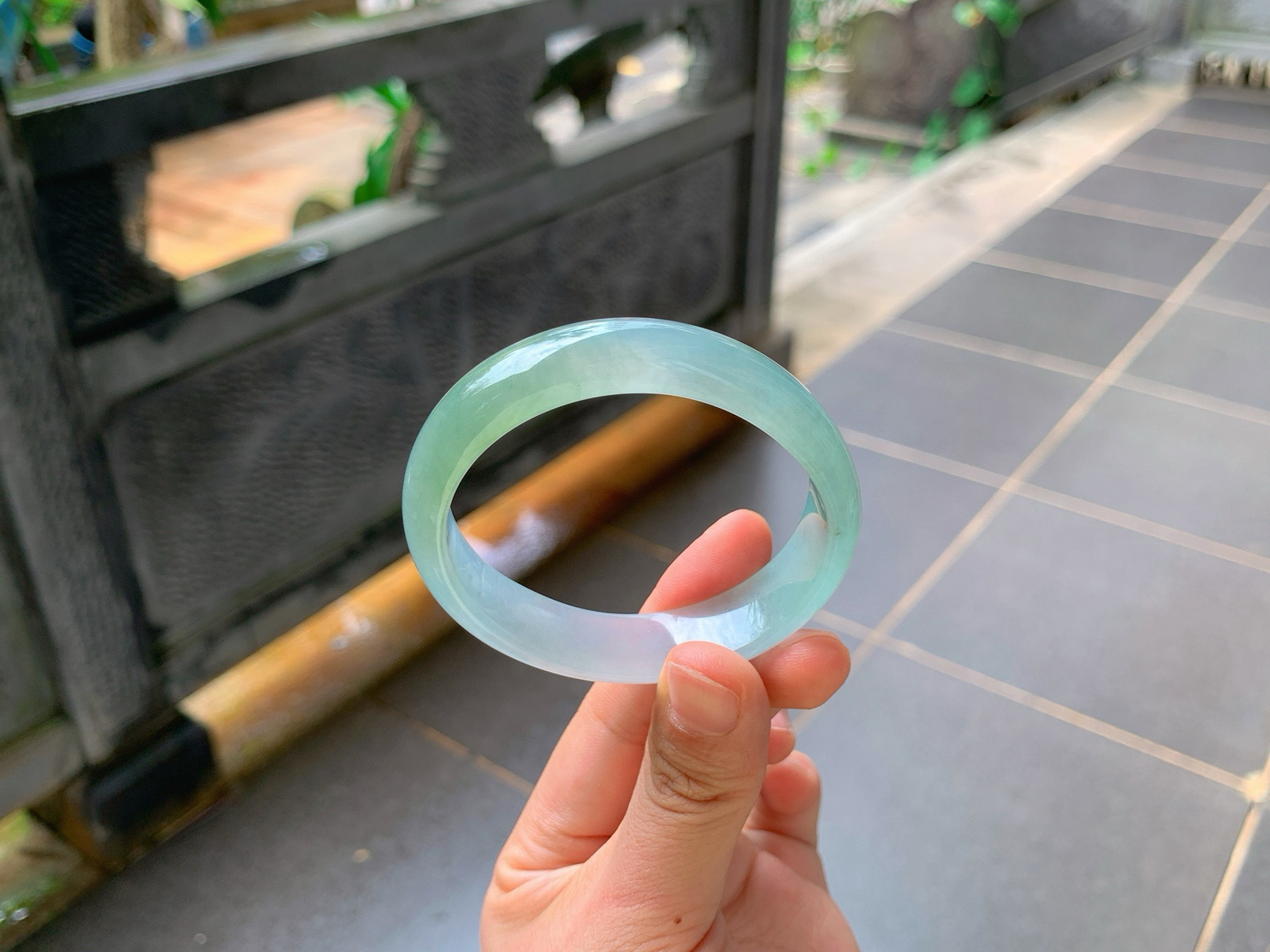 ️｜55圈口
湖水绿冰料贵妃镯
贴合手腕的专属版型，修饰手臂线条一绝
冰透胶感玉质，淡雅湖水绿干