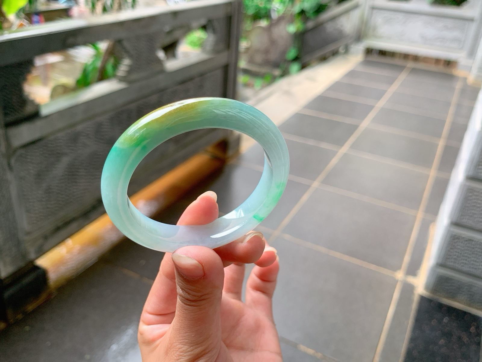｜51圈口
黄加绿翡翠手镯，飘金丝绿花，底妆冰润细腻，色泽独特明亮，