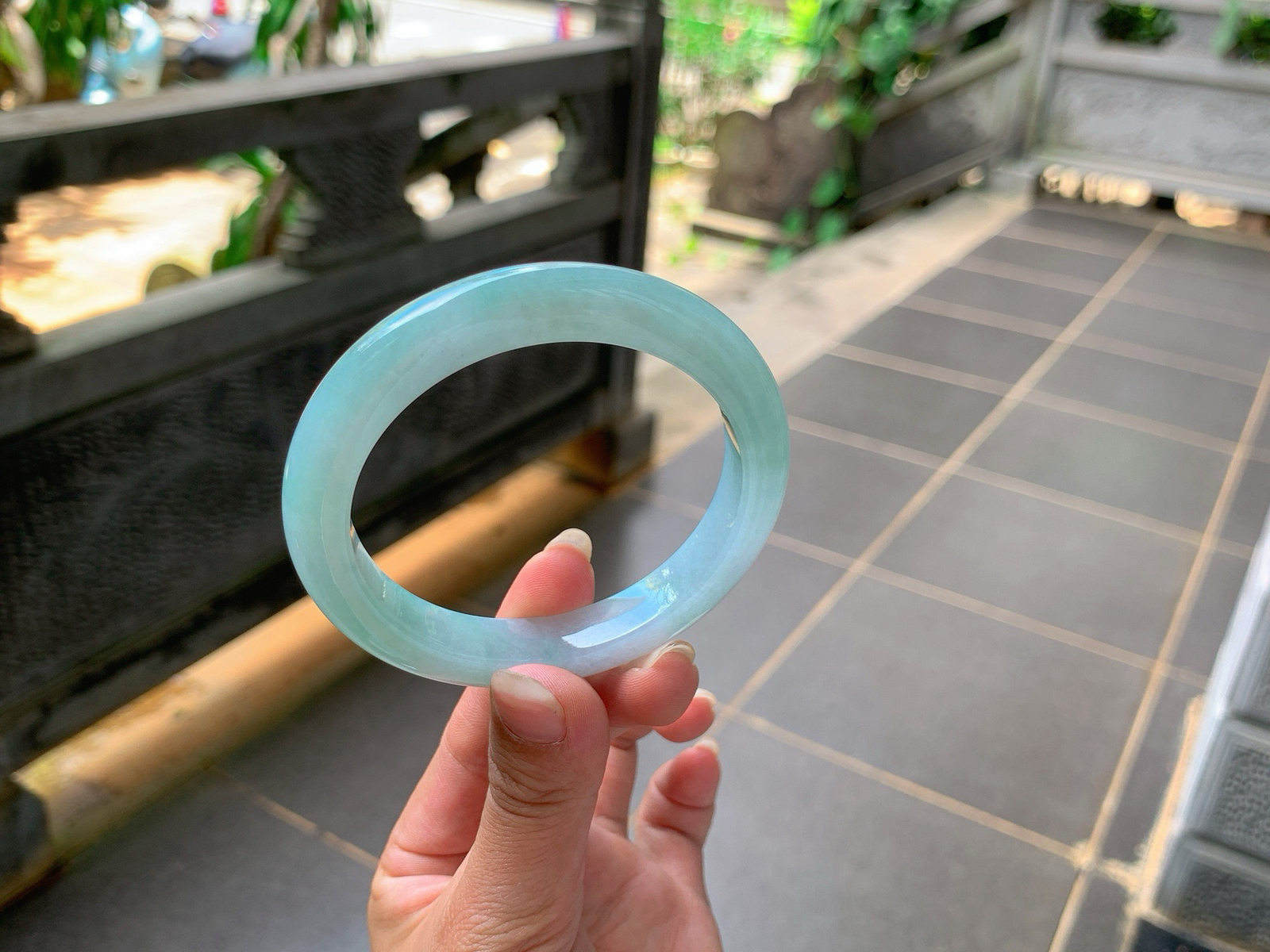 ｜56圈口
蓝晴底翡翠手镯，清新脱俗，简约而不失时尚