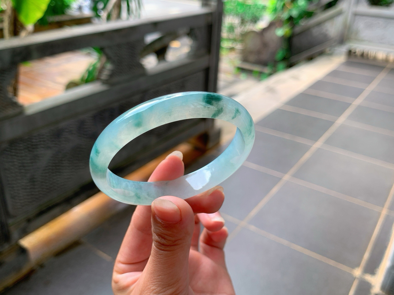 ｜56圈口
冰飘花贵妃手镯，花色灵动大方，飘逸轻盈，整体水汪汪的，冰润透亮，