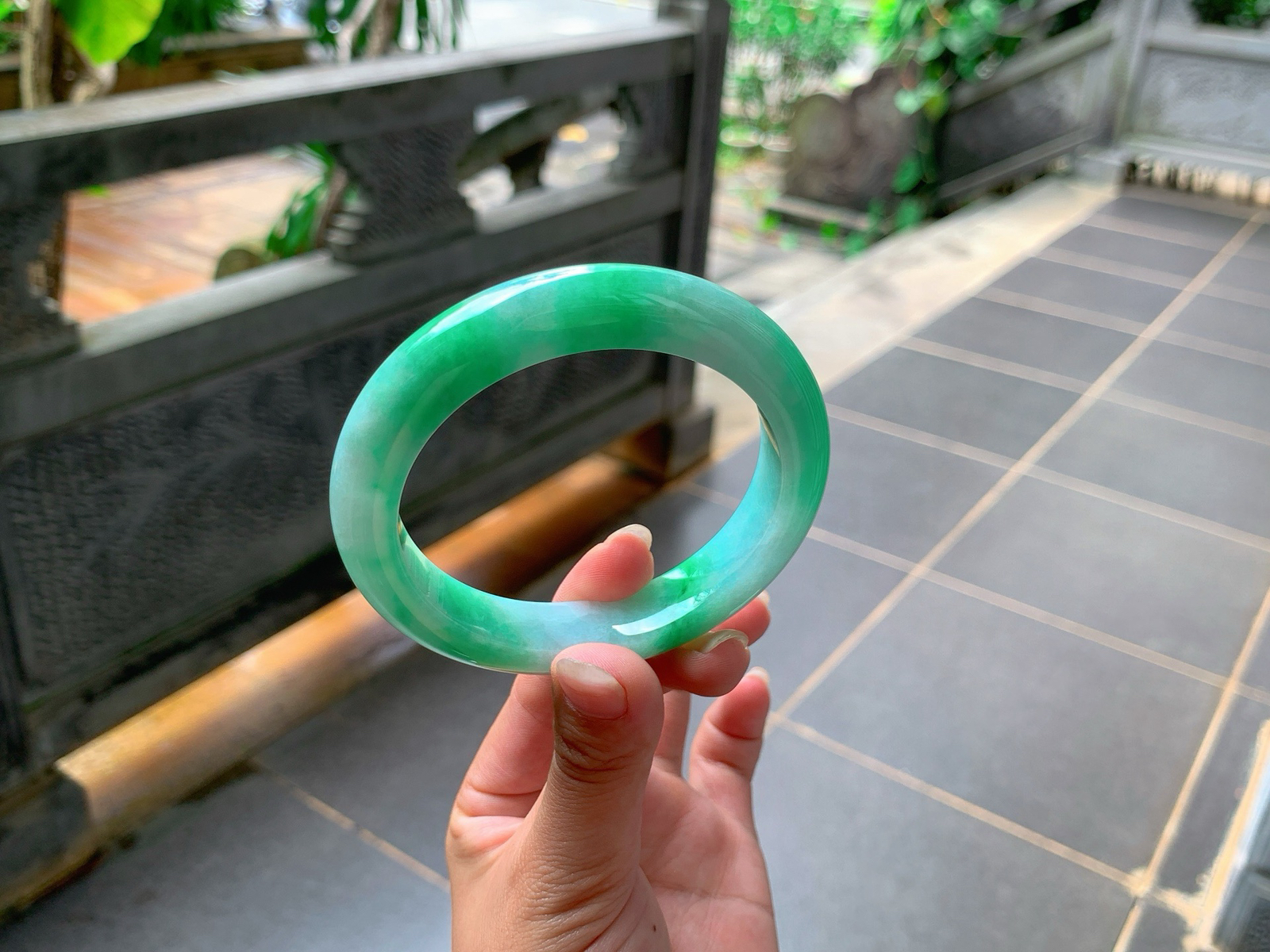 ⭕️｜59圈口
满色辣阳绿，超级抢眼，满满的贵气感，端庄大气，气质满满的，