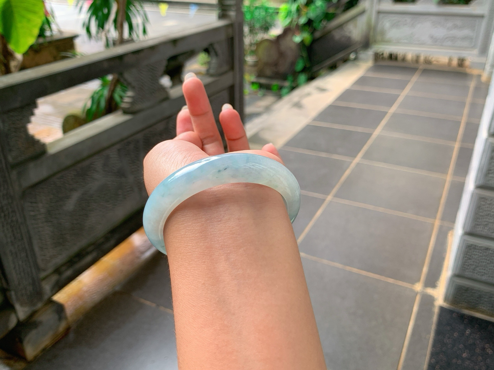 ｜56圈口
淡淡的底色，飘烟紫花，俏皮可爱，底妆冰润细腻，温柔姐姐的感觉，