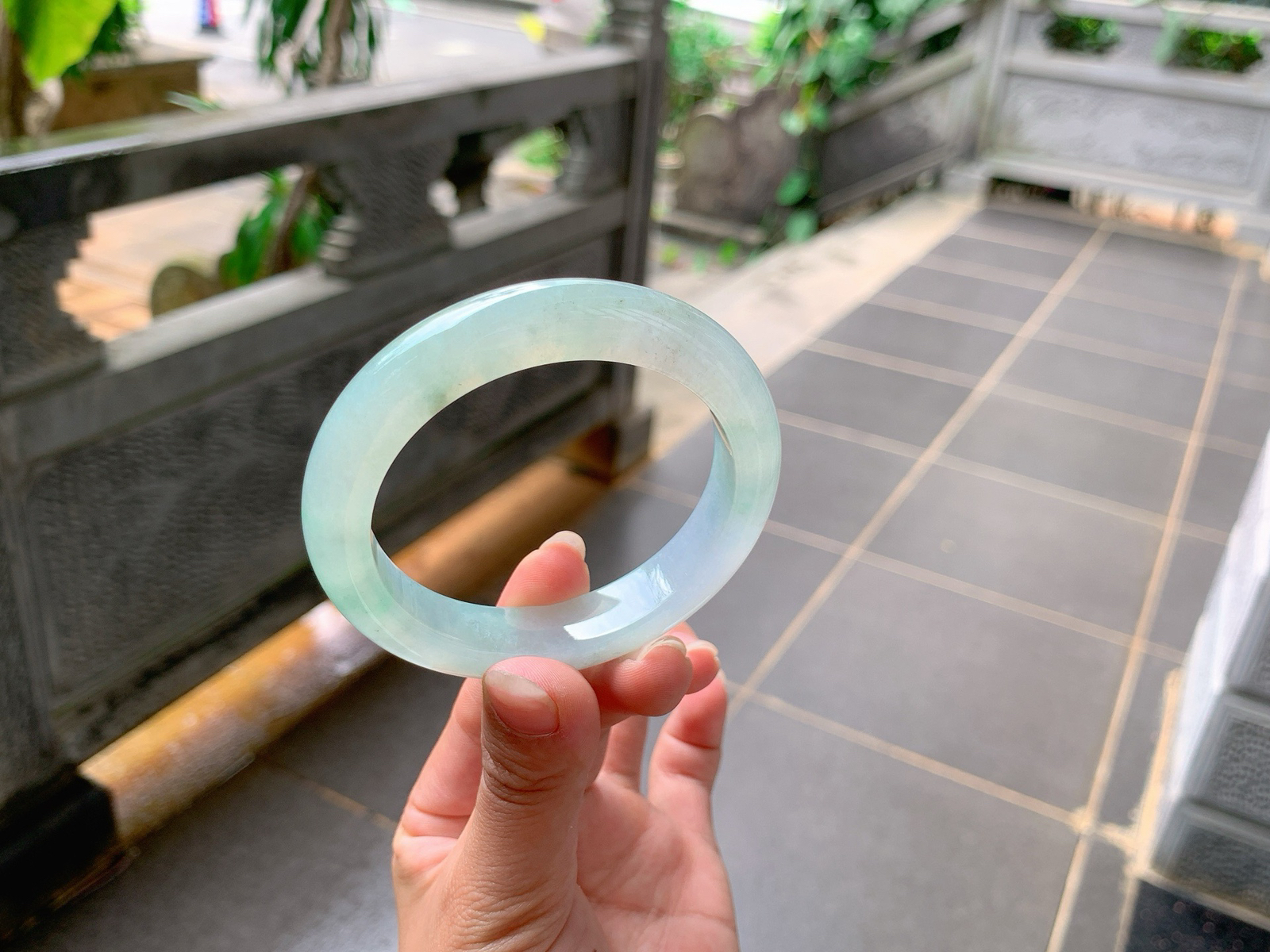 ｜54圈口
冰晴底，飘金丝绿，种老胶透，附带着乌鸡花
