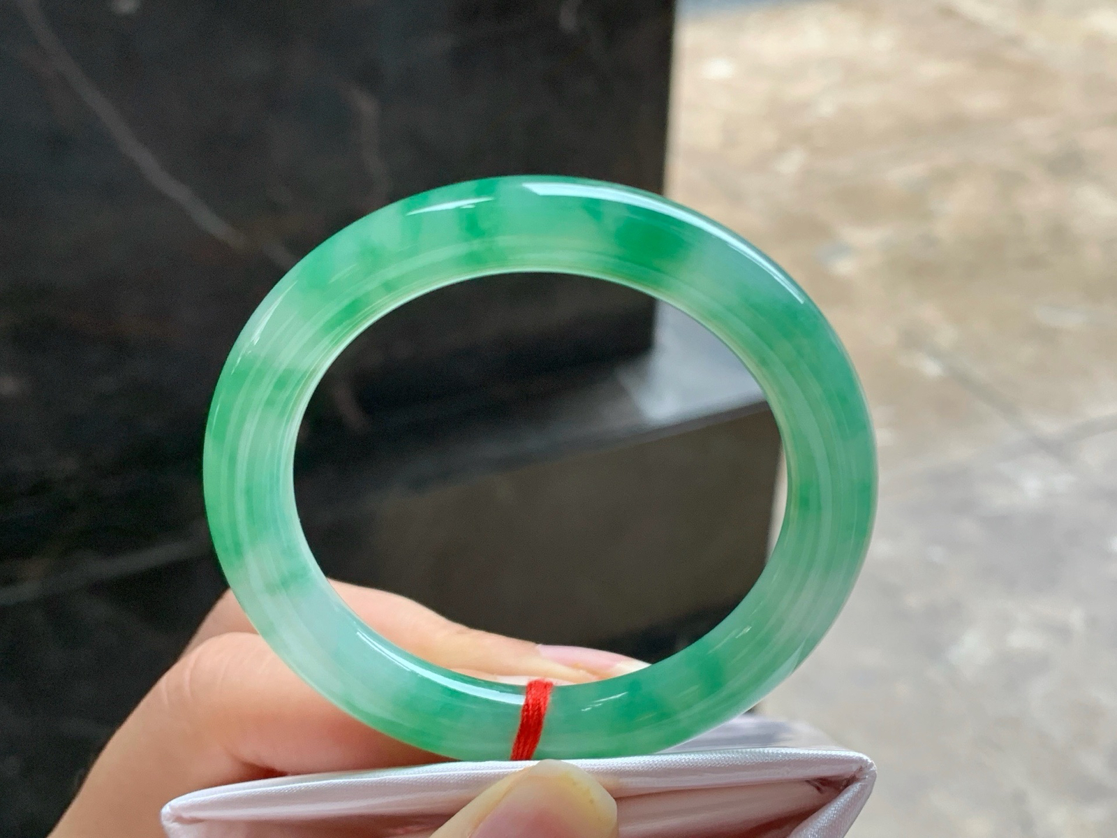 50.5-8.9
绿花圆条手镯^_^颜色好看 细腻