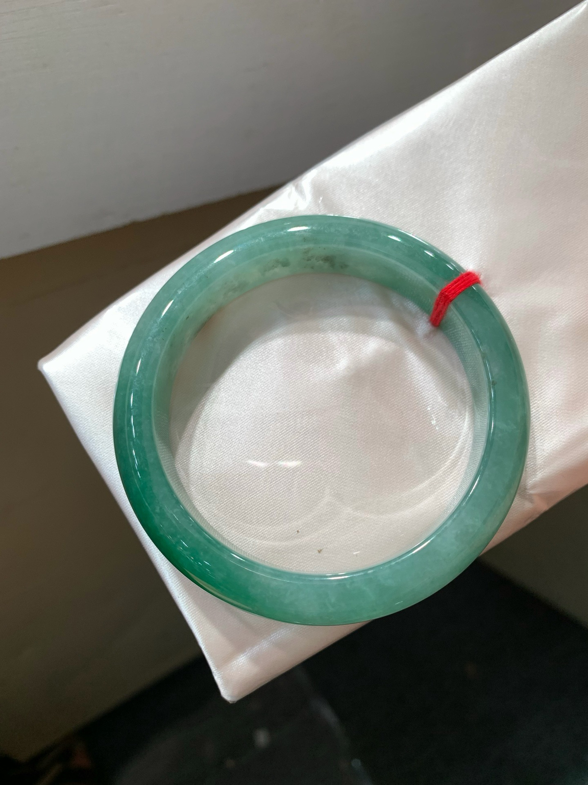 尺寸58.4/13.5/8.6，油绿手镯
冰透水润细腻 清新甜美