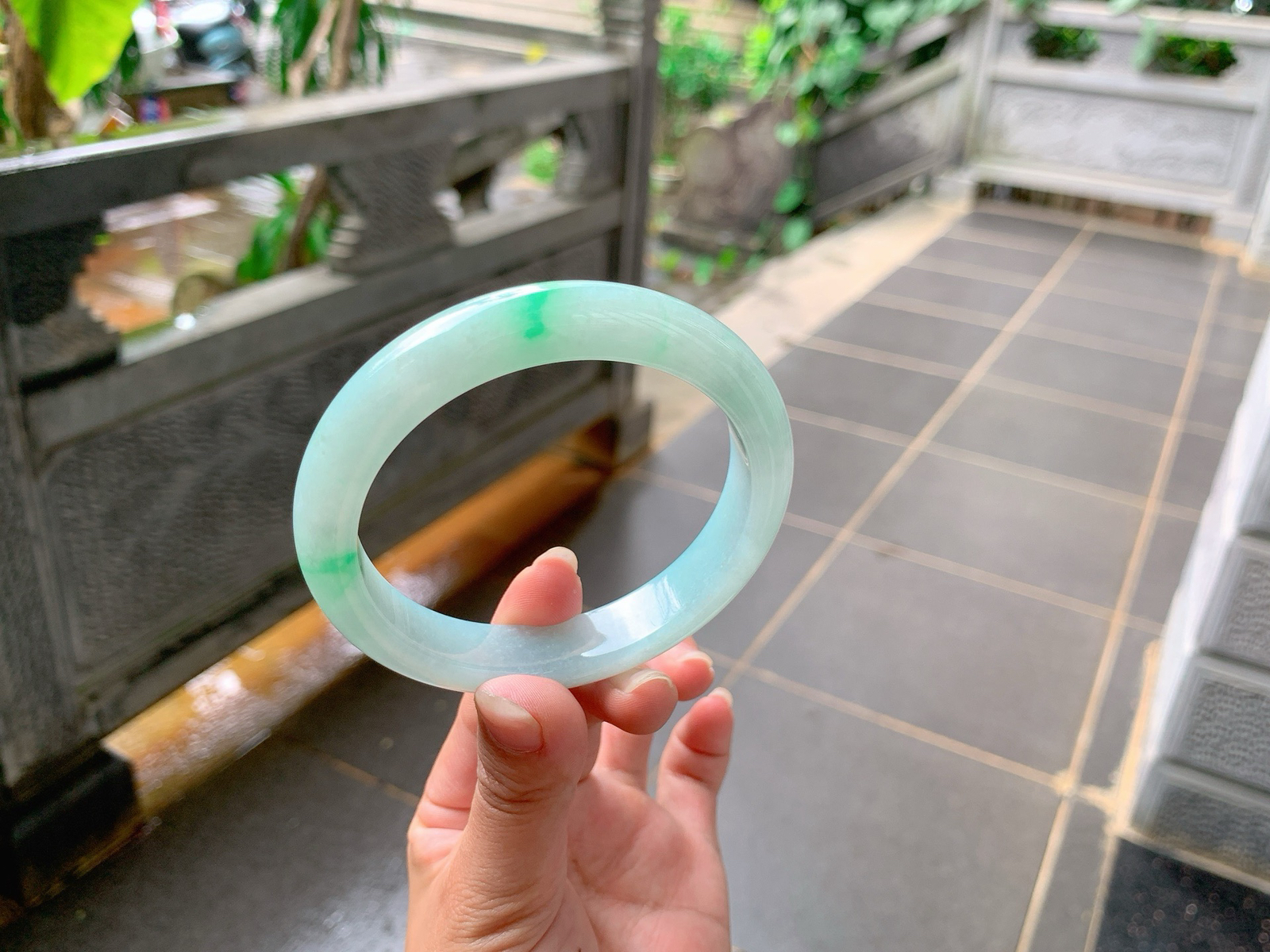 ｜62圈口
白底青，带底色，一抹绿点缀其间，翠绿如丝，优雅端庄，温润大方