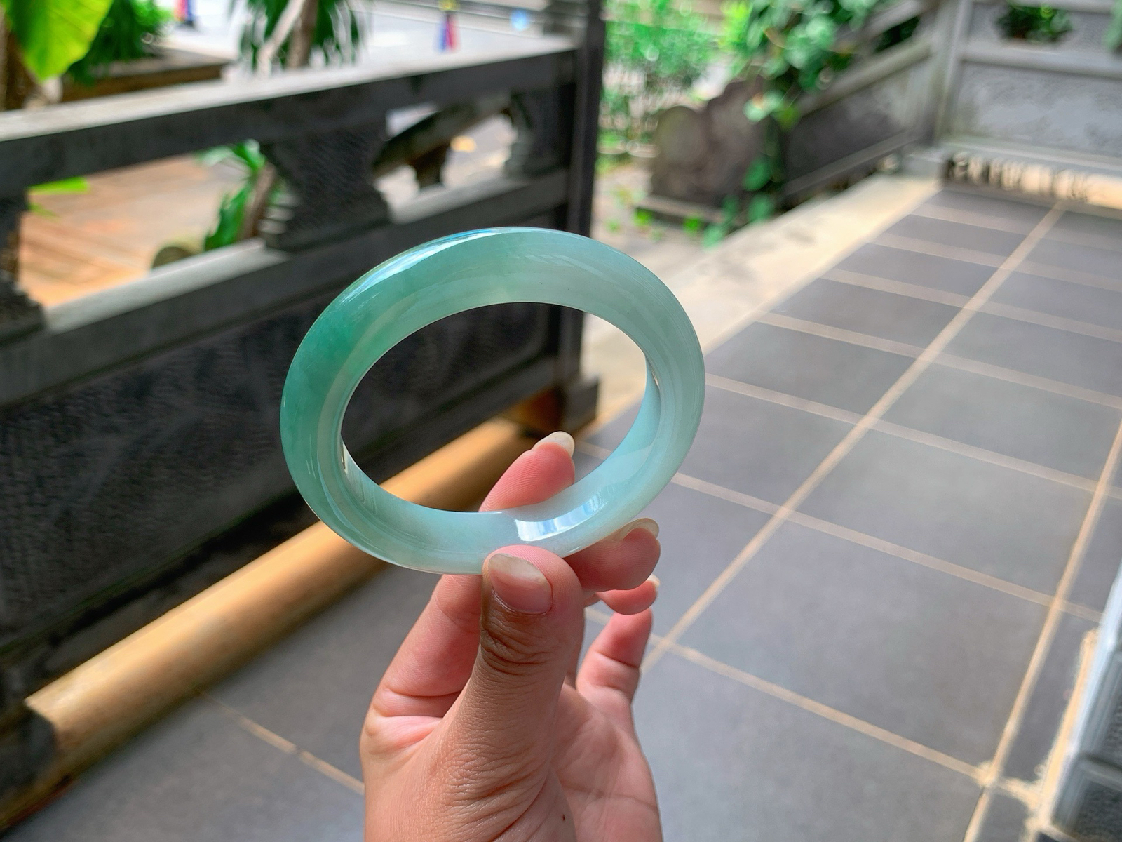 ｜54圈口
油青底，半山水手镯，种老胶润，底妆特别的细腻，山水相间明显，