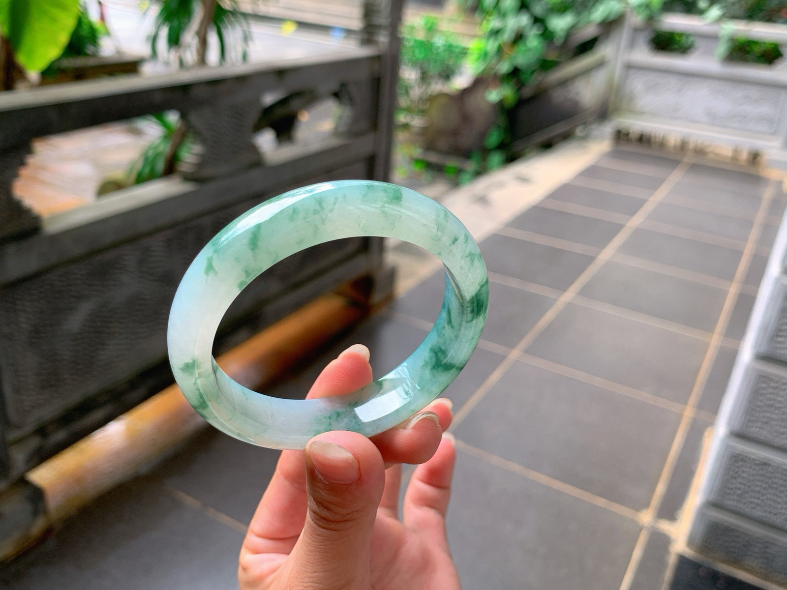 ｜56圈口
冰飘花翡翠手镯，飘绿花，花色飘逸灵动清爽大方，像海藻花一样，