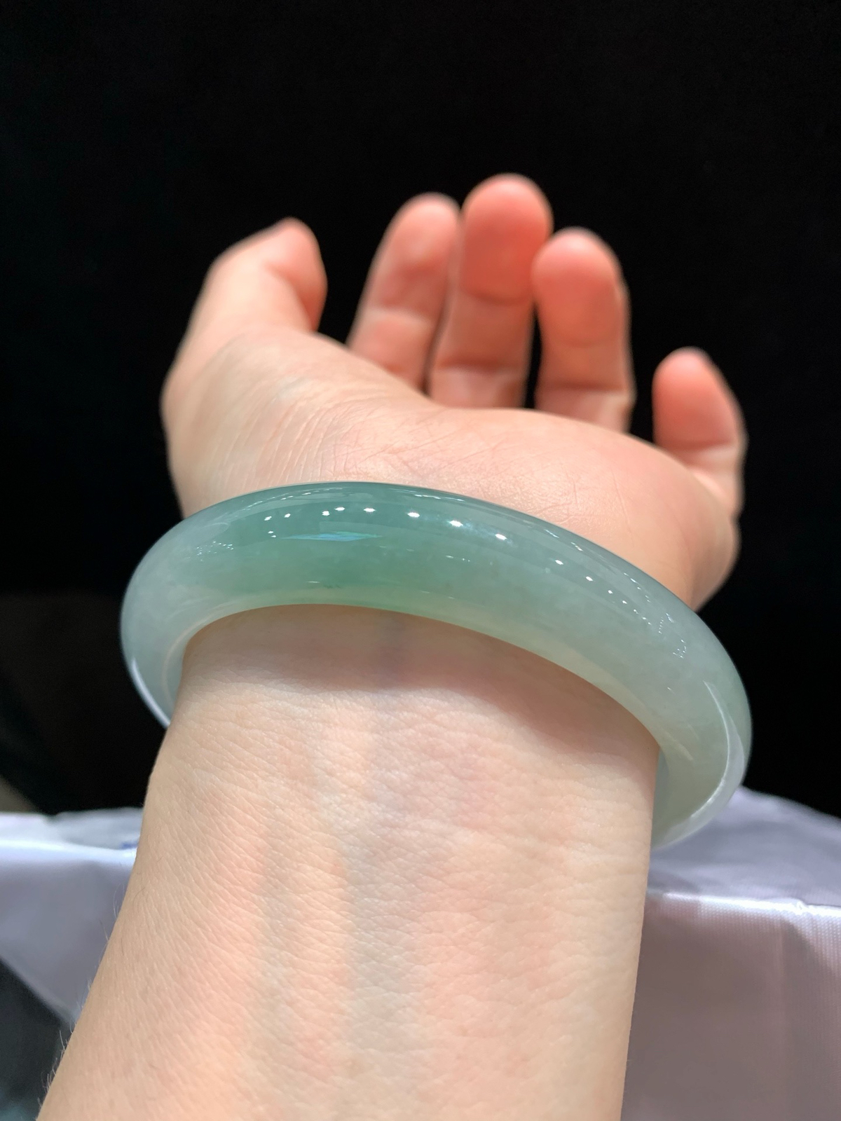 尺寸57.5/12.3/8.5手镯，水润细腻
清新甜美