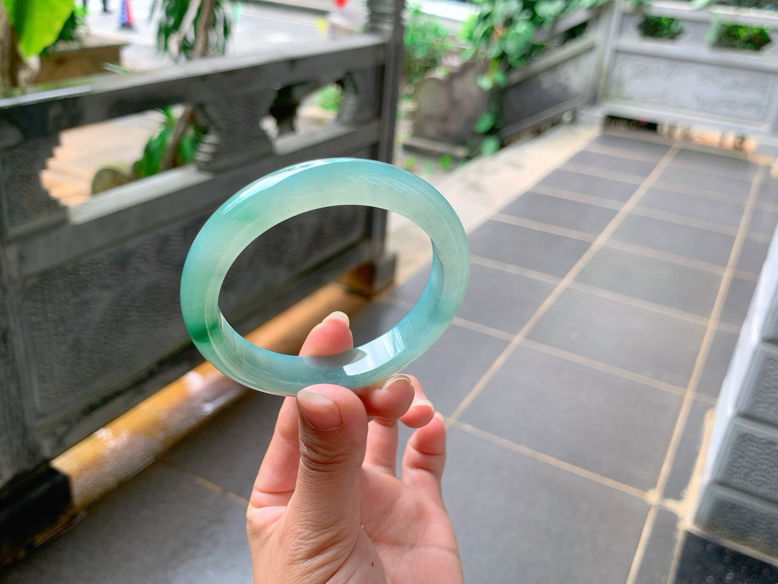 ｜56圈口
冰绿晴底飘花，底妆胶润饱满，一抹绿花增添了一份活力，优雅端庄，
