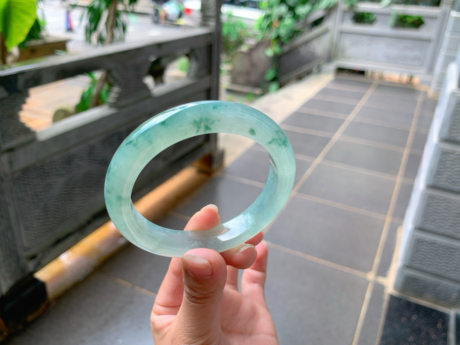 ｜58圈口
冰飘花翡翠手镯，飘绿花，清新灵动，水汪汪亮晶晶的，端庄大气