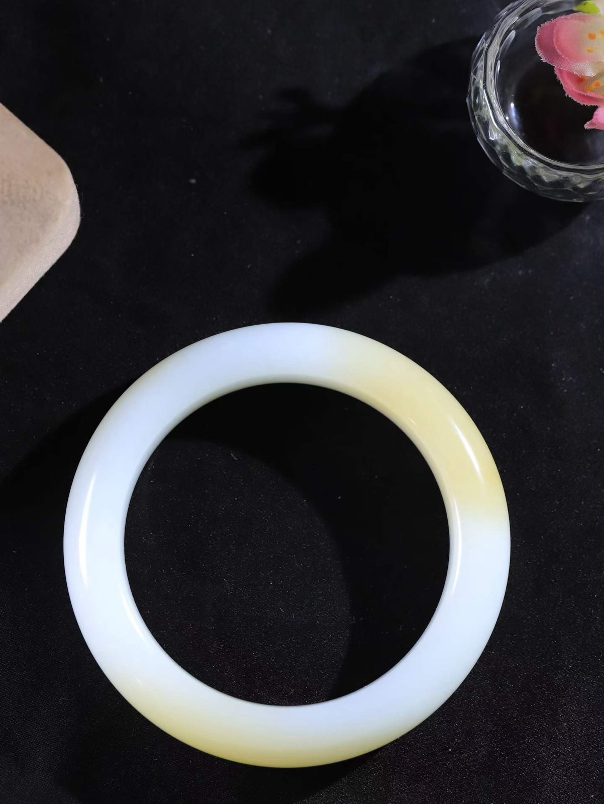 【柔情素语·手镯】

收藏级臻品️和田玉糖白玉手镯，玉质细腻温润，手感舒适，️线条流畅，简约大气，美自天成，佩戴于腕间，婉约之美，举手投足间透出那份低调奢华，醉人心扉。重82.24克 内径圈口57.5mm  尺寸14.6-10.5mm   FDy-1170431