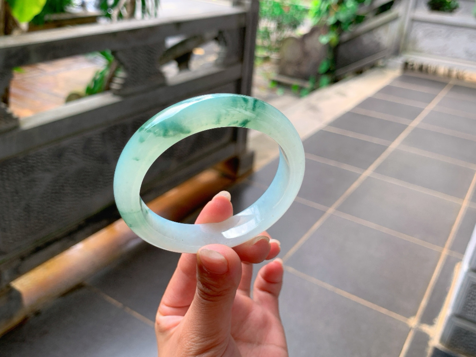 ｜57圈口
冰飘花翡翠手镯，飘绿花，花色清新明亮，种老冰润，灵动可爱，小清新风格简约时尚