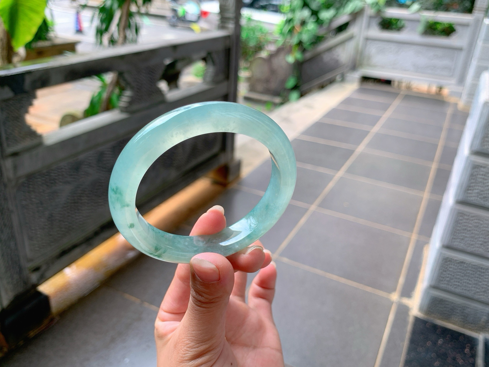 ｜58圈口
冰飘花翡翠手镯，飘绿花，清新灵动，水汪汪亮晶晶的，端庄大气