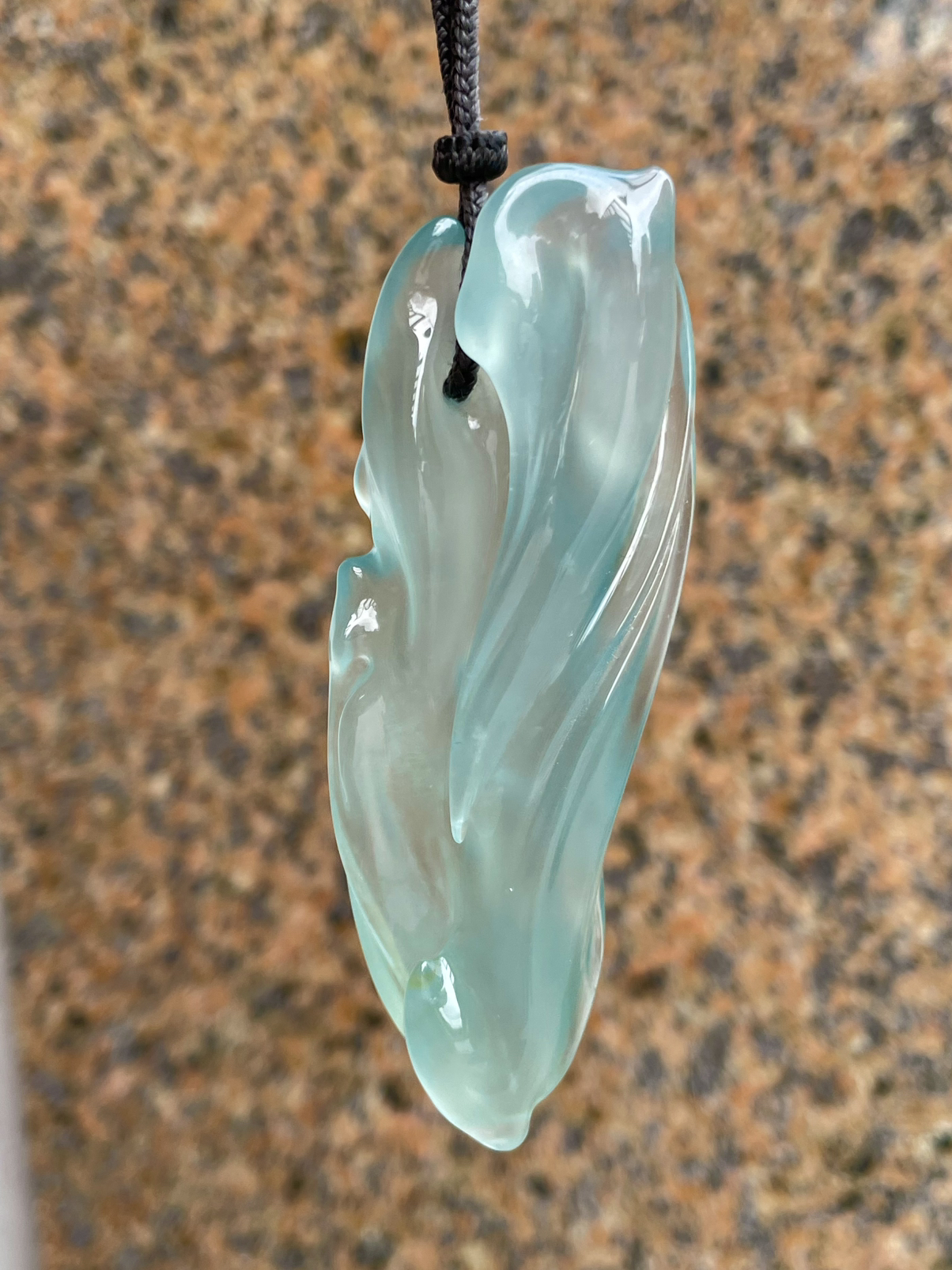 【高冰种天空蓝随形】强荧光，冰透闪亮，正宗天空蓝色，大件随形，是风，是云，是岩石，是寒冰，万象贤集，天然缅甸翡翠，收藏佳品
