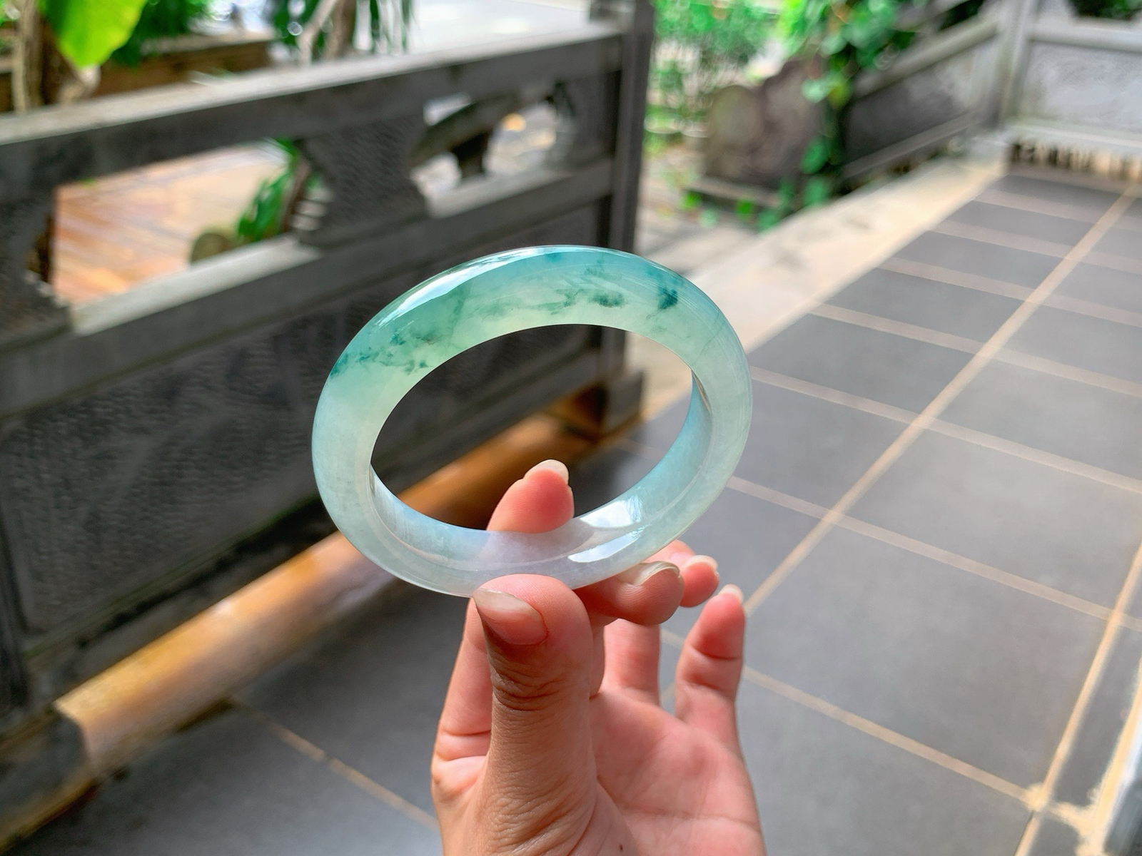 ｜55圈口
冰飘花翡翠手镯，绿丝丝花灵动飘逸，水汪汪的，清透自然，